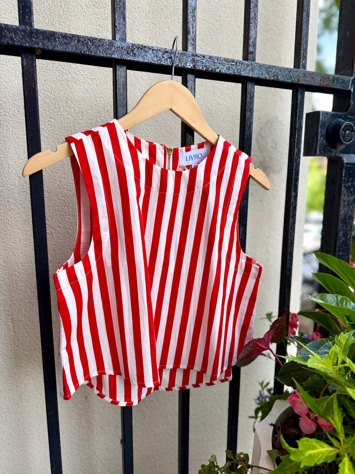 15195503755424-livro-crop-top-in-red-stripes-1
