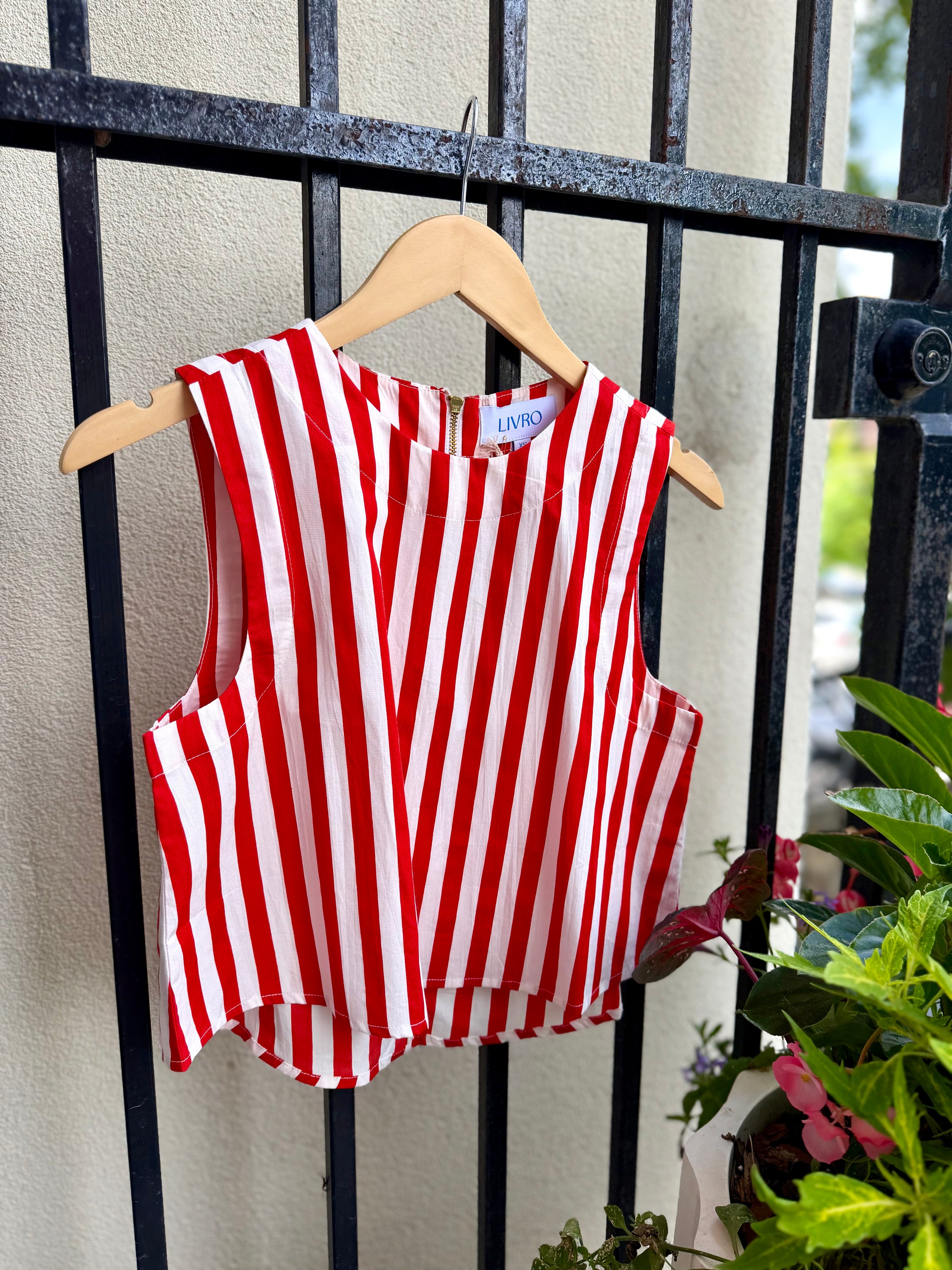 15195503755424-livro-crop-top-in-red-stripes-1