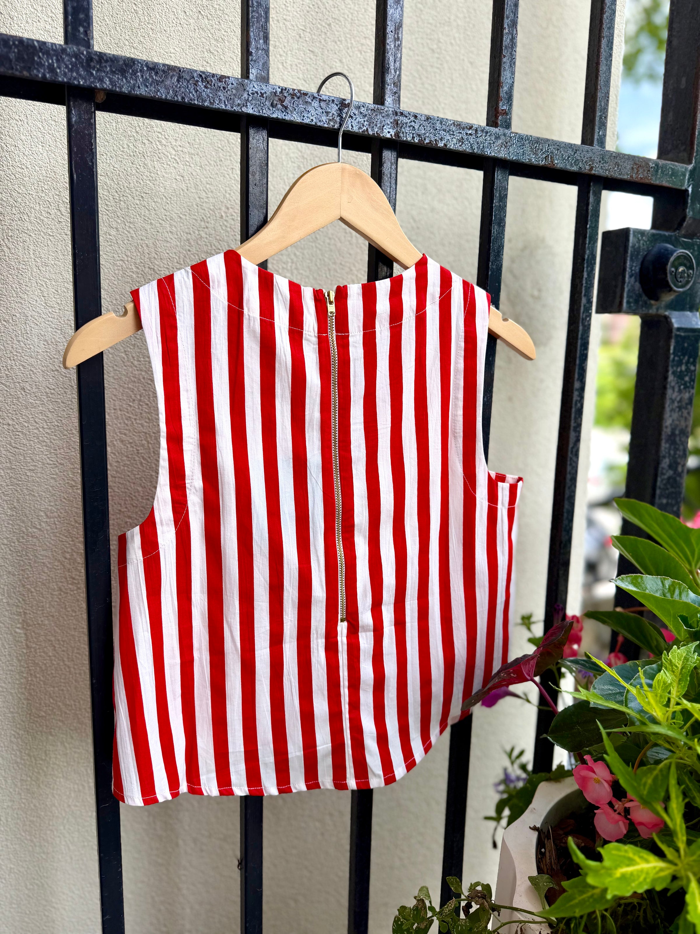 15195503755424-livro-crop-top-in-red-stripes-1