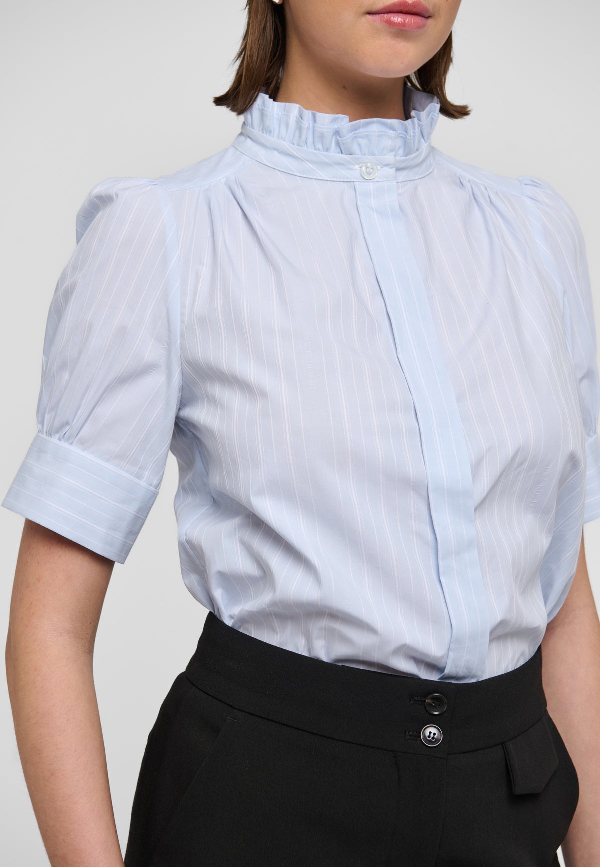 1520126-dea-kudibal-robertas-top-in-tribute-1