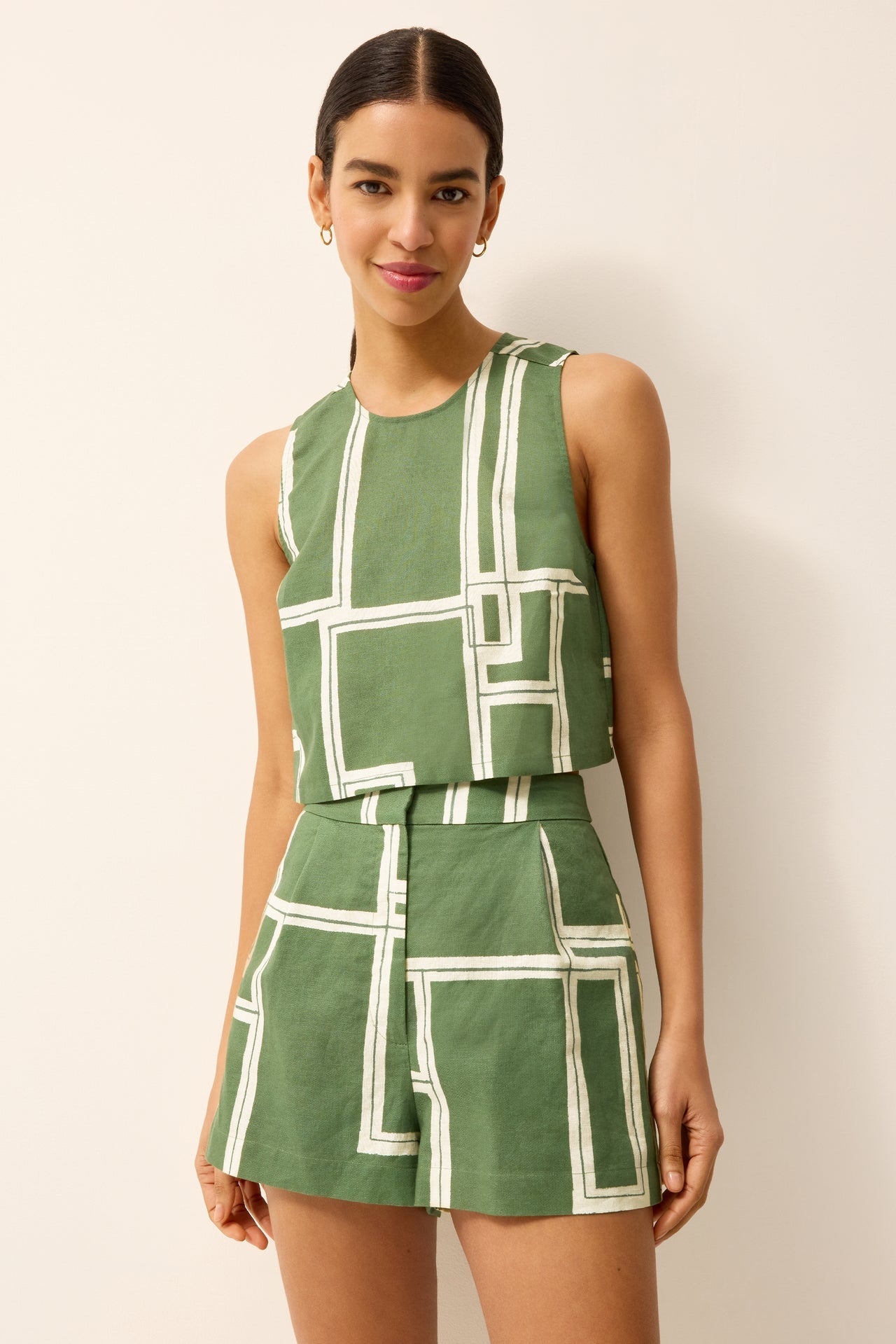 1F14-245-282-marie-oliver-fallon-top-in-court-1