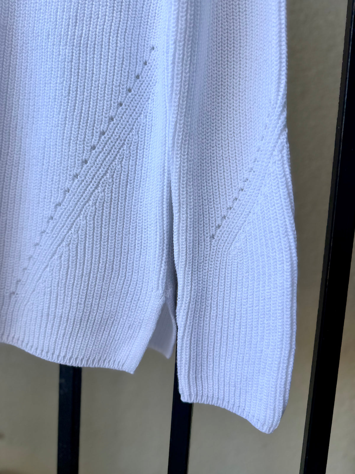 22010-tyler-böe-mineral-wash-v-neck-sweater-in-white-1