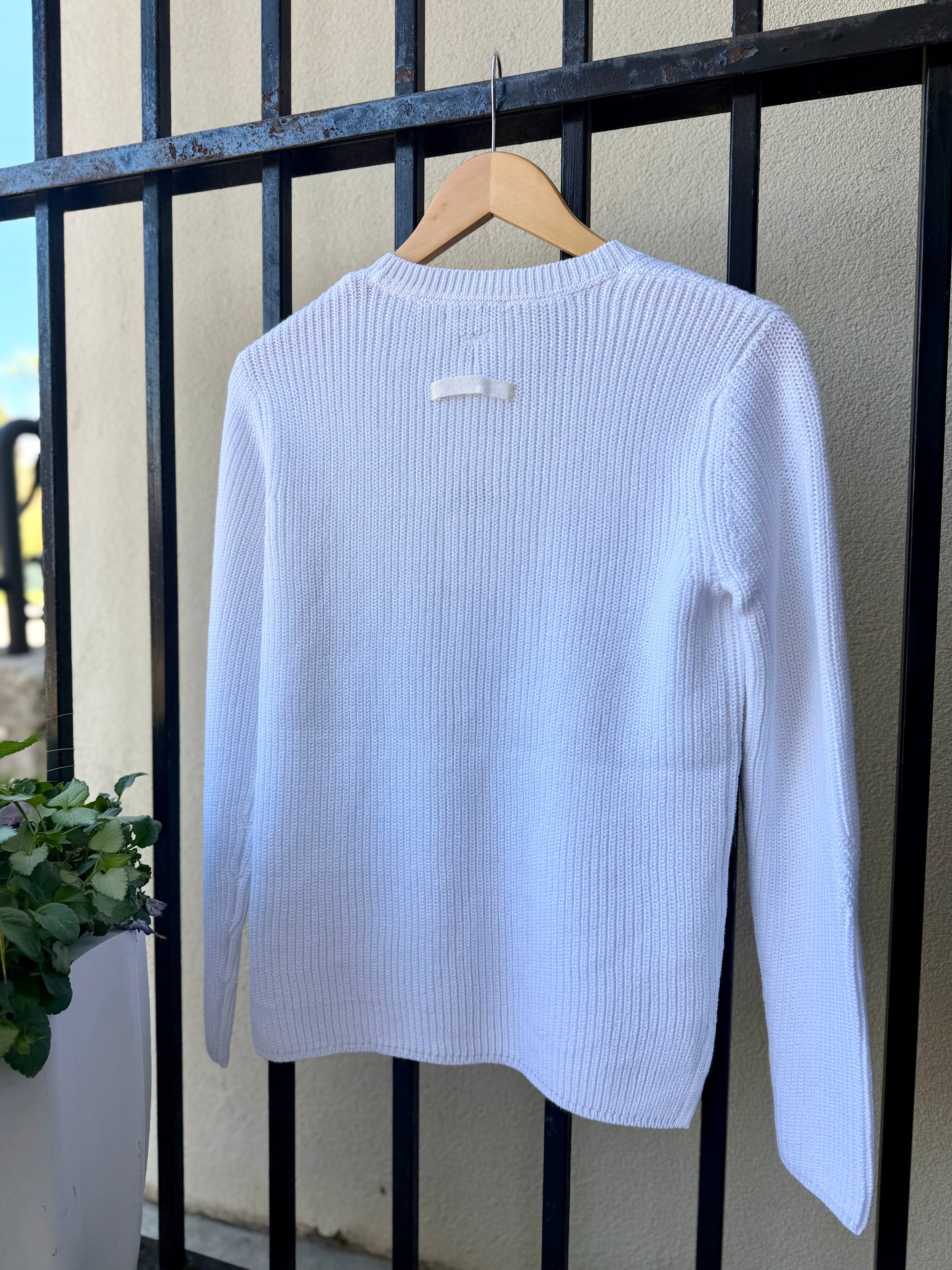 22010-tyler-böe-mineral-wash-v-neck-sweater-in-white-1