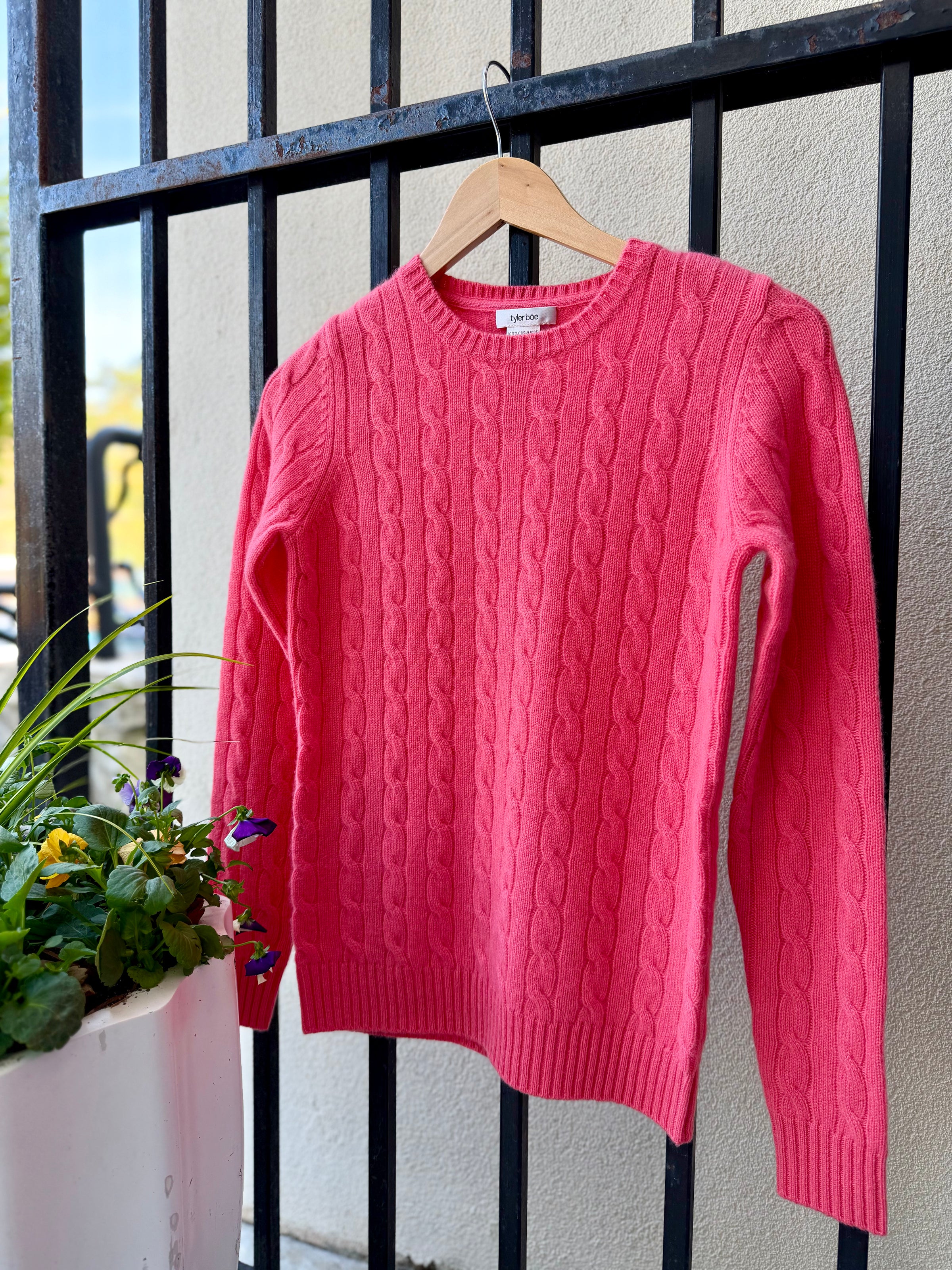 23055-tyler-böe-cashmere-cable-knit-sweater-in-coral-1