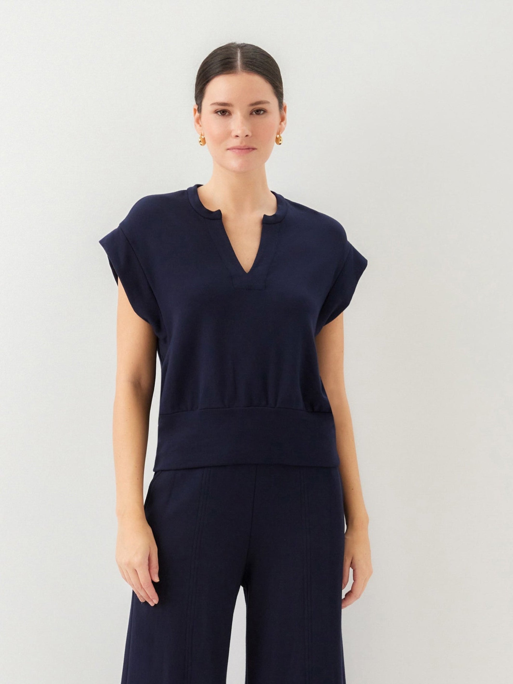 2F24019-fifteen-twenty-morgan-v-neck-top-in-navy-1