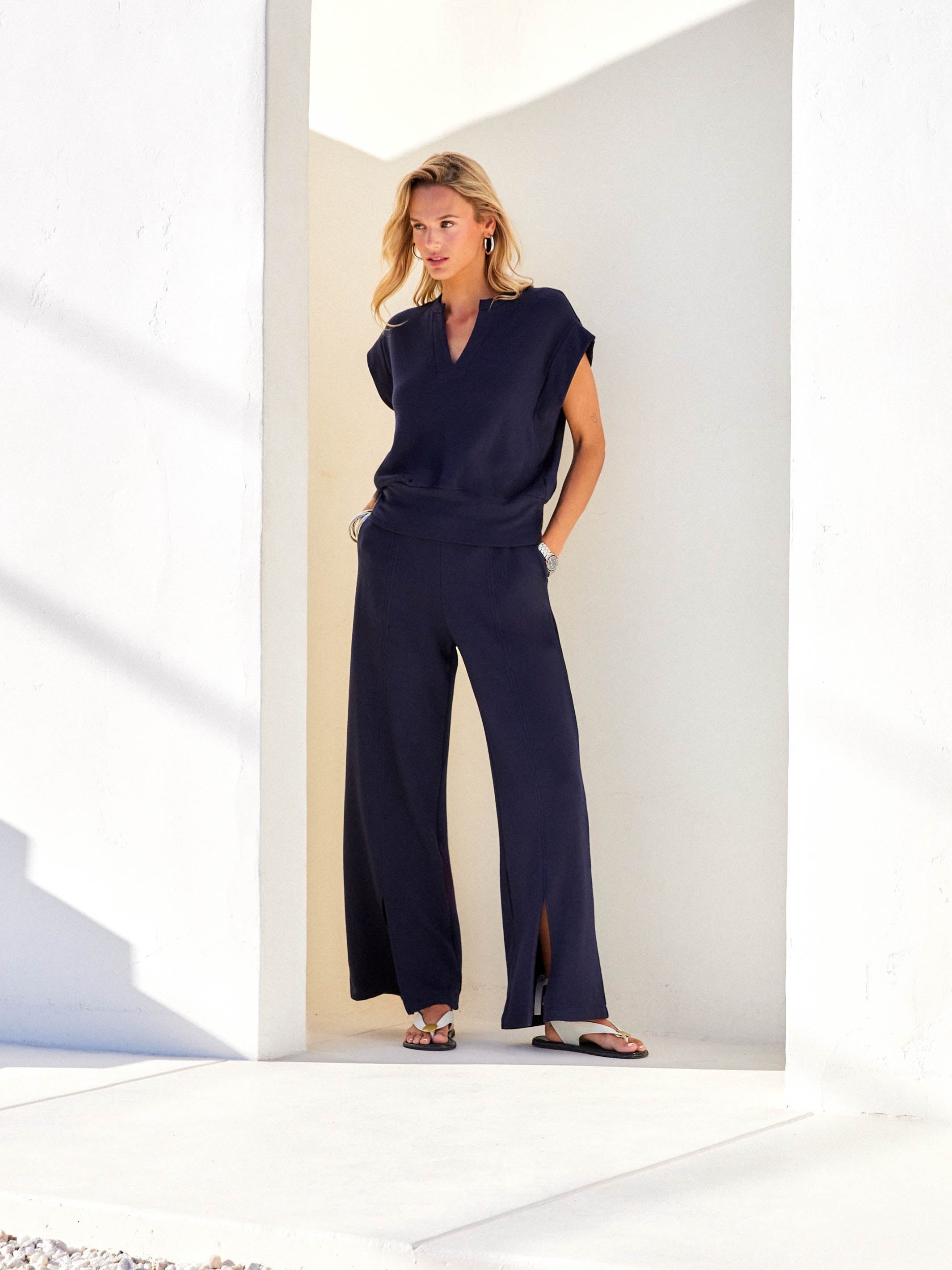 2F24019-fifteen-twenty-morgan-v-neck-top-in-navy-1