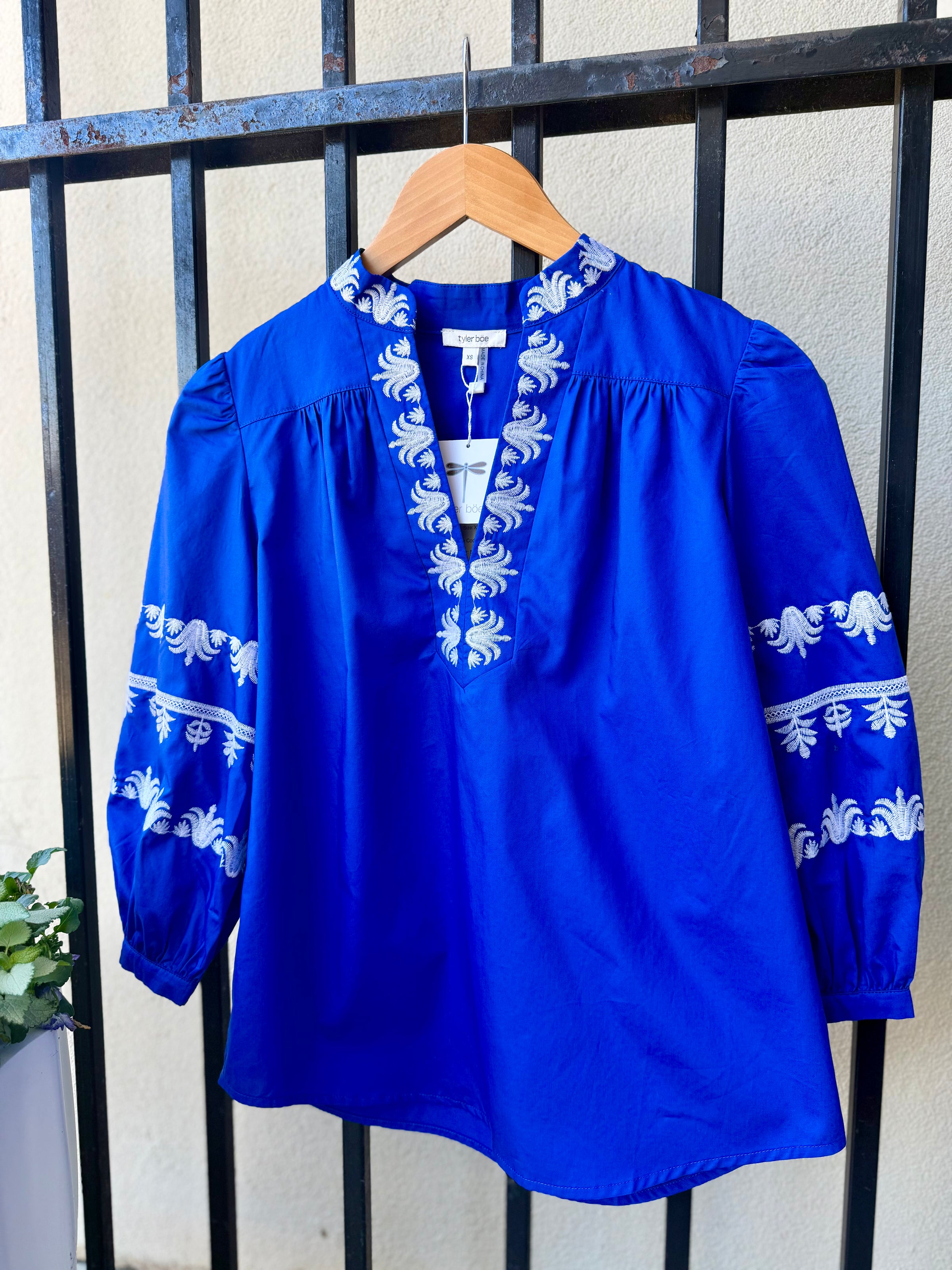 32308EE-tyler-böe-robyn-topper-blouse-in-bluing-1