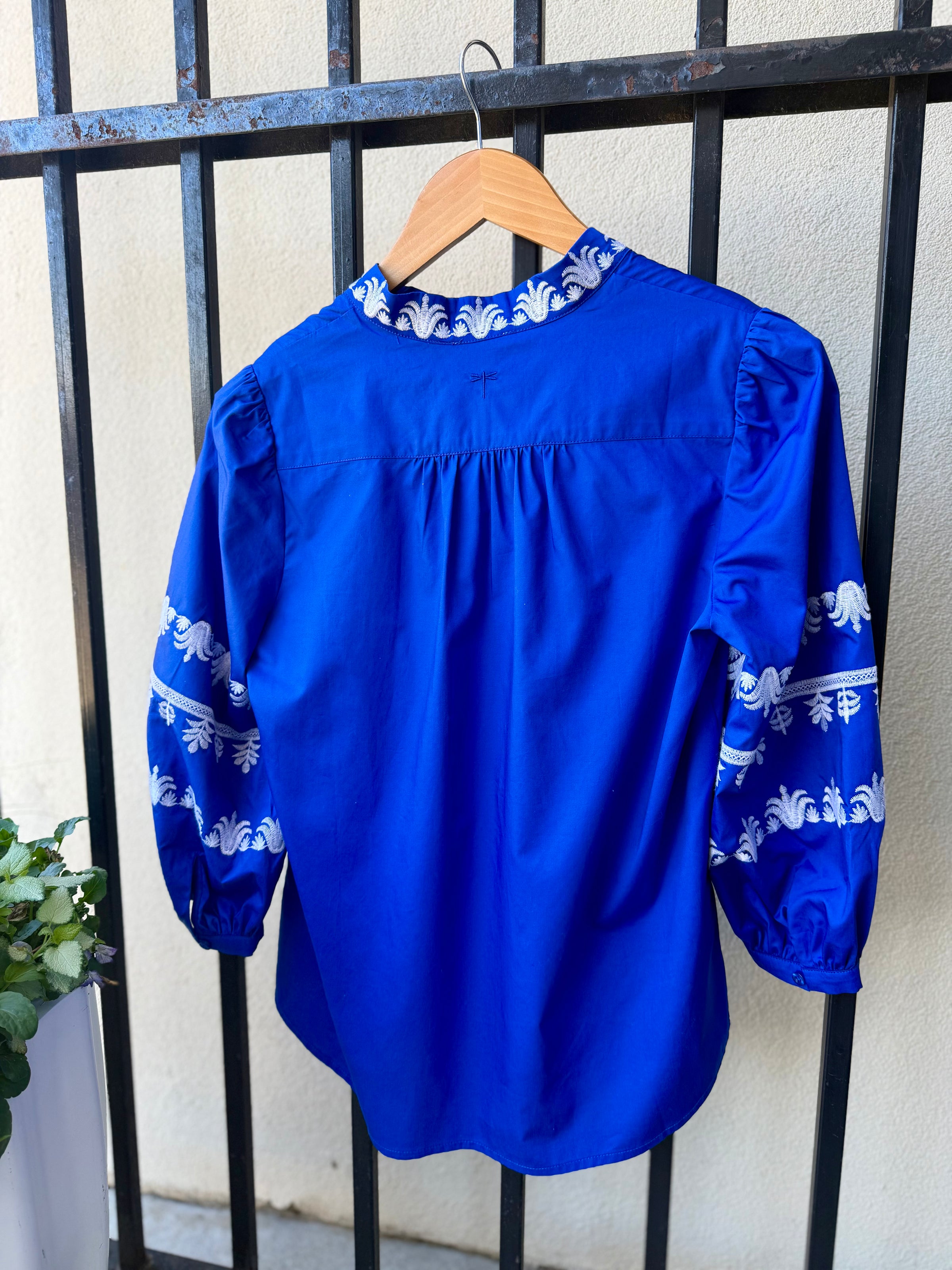 32308EE-tyler-böe-robyn-topper-blouse-in-bluing-1