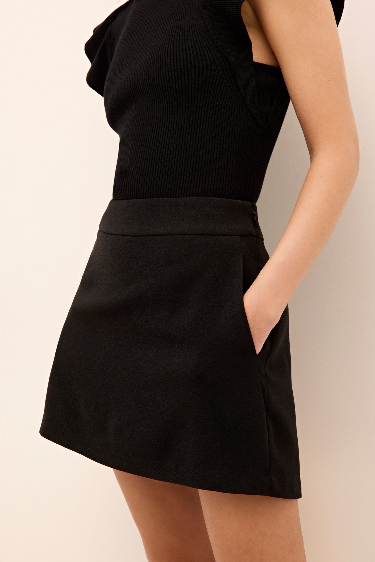 633-12-101-marie-oliver-mia-skort-in-black-1