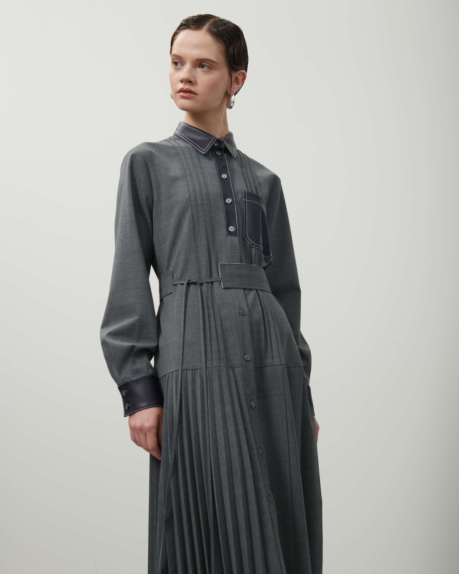 アメリ　BELTED TUCK PLEATS DRESS　ベルト付き　グレー Beatrice Pleated Chemisier Dress in Eco-Leather Details in Opal