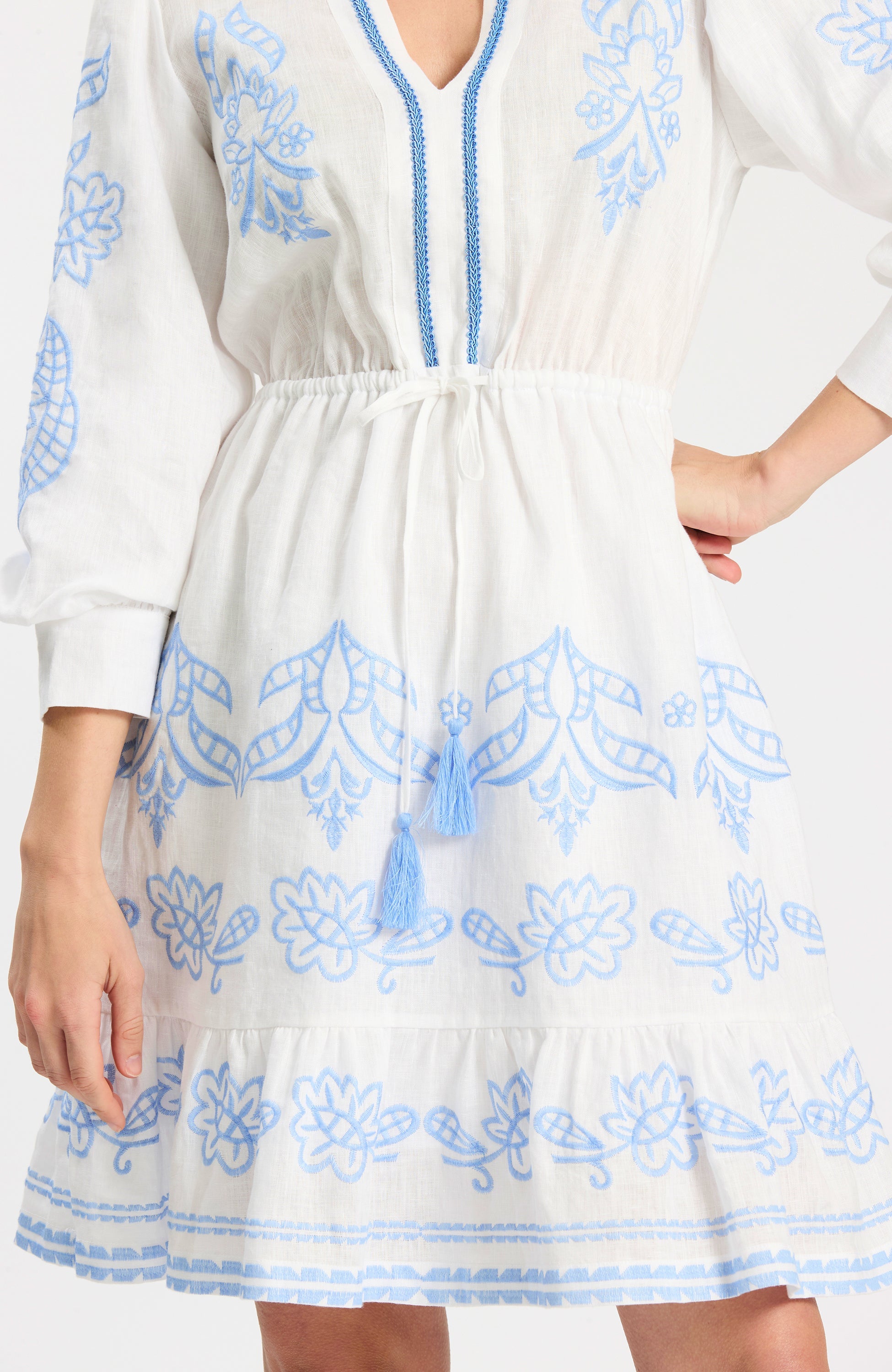 72312EE-tyler-böe-rona-linen-embroidered-dress-in-white-vista-blue-1