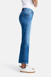 9128006799-cambio-francesca-flare-cropped-jean-in-medium-contrast-splinted-1