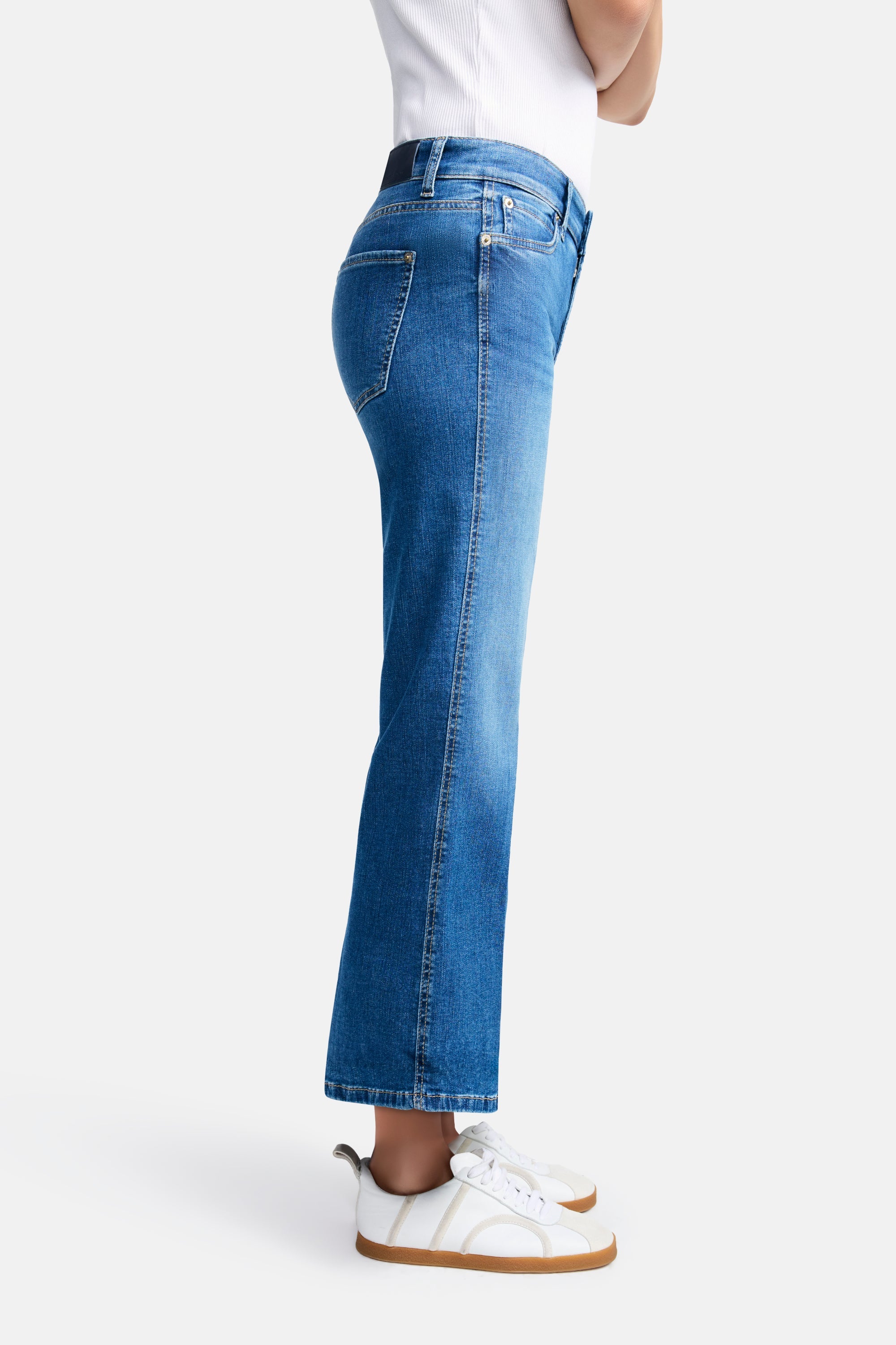 9128006799-cambio-francesca-flare-cropped-jean-in-medium-contrast-splinted-1