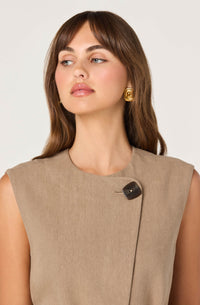 ACT19258L-aster-the-label-darrien-vest-in-light-beige-1