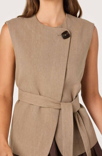 ACT19258L-aster-the-label-darrien-vest-in-light-beige-1