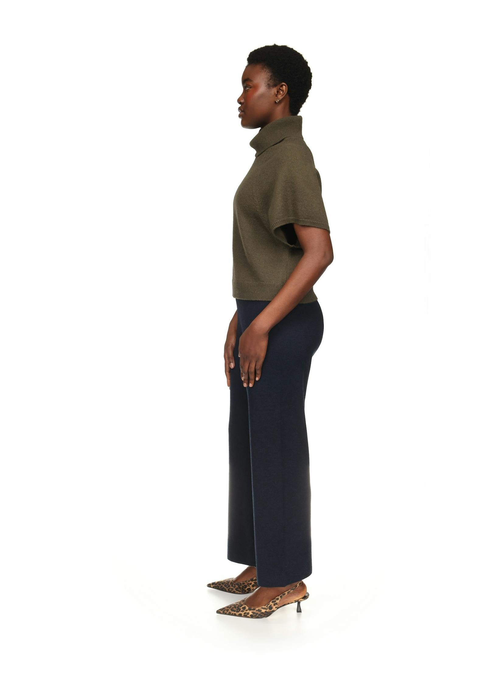 AW26_B-113-brodie-cashmere-christina-knit-tank-in-olive-1