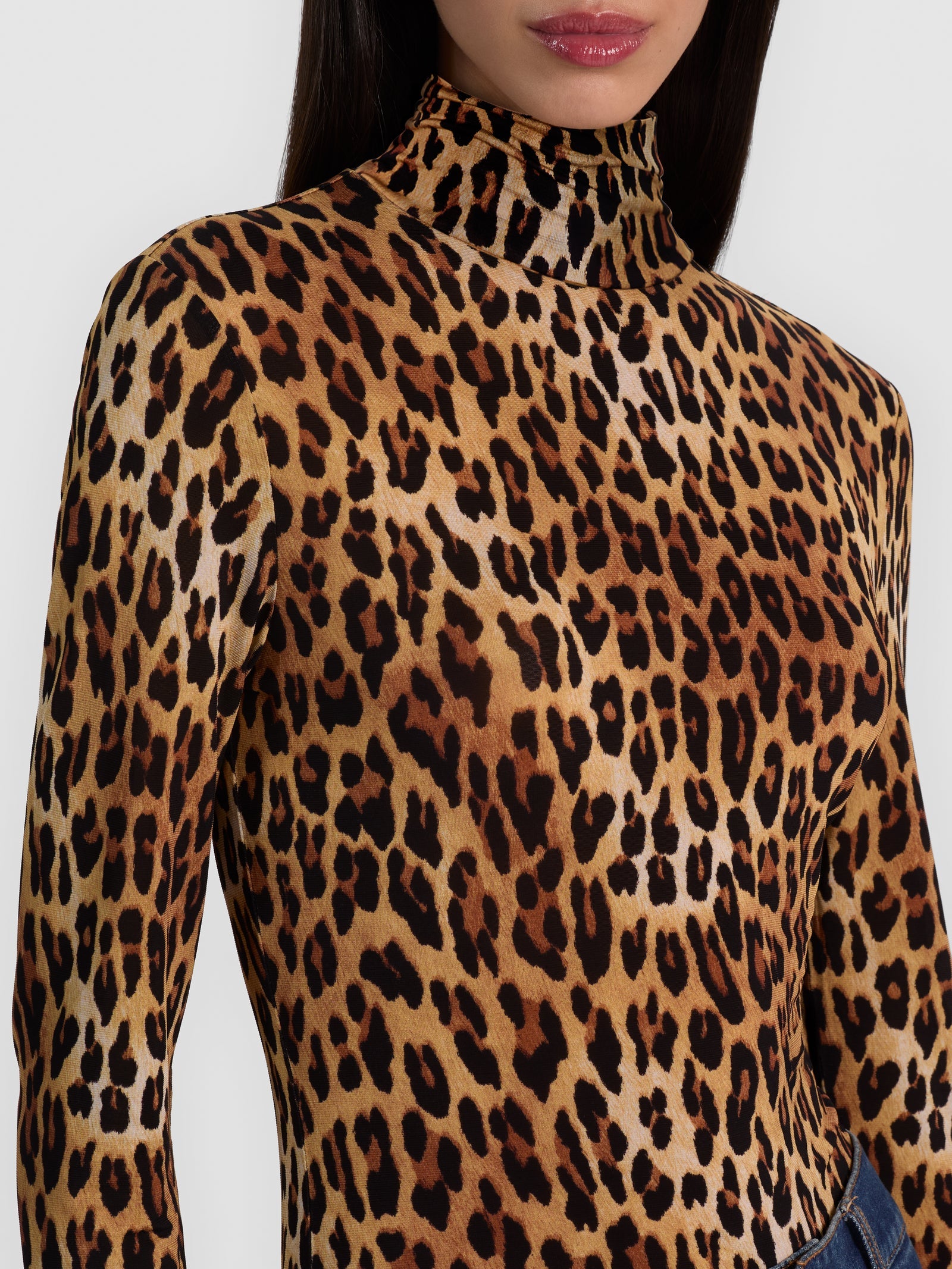 CC608P02025-alice-and-olivia-delaina-long-sleeve-top-in-spotted-leopard-1