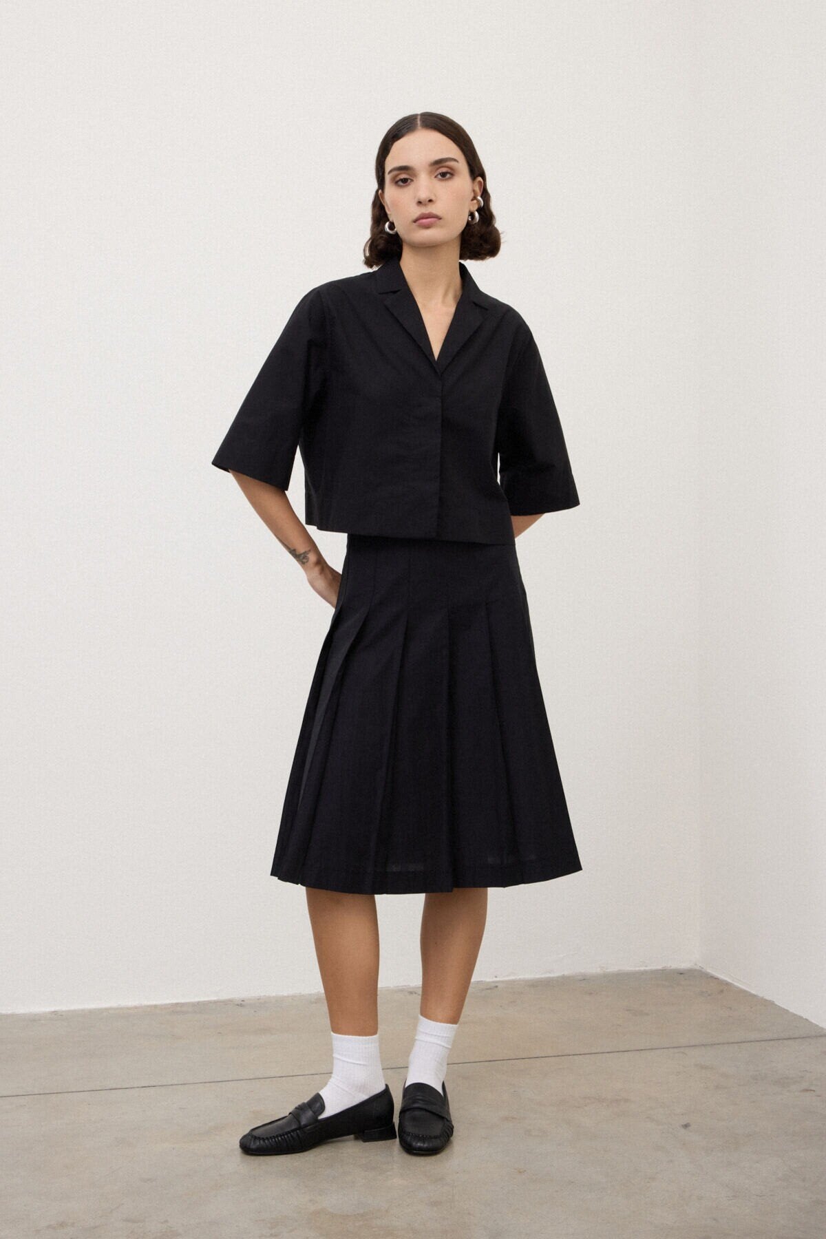 DN6294-ottod'ame-pleated-midi-skirt-in-black-1-DC5268-ottod'ame-cropped-button-front-top-in-black-1
