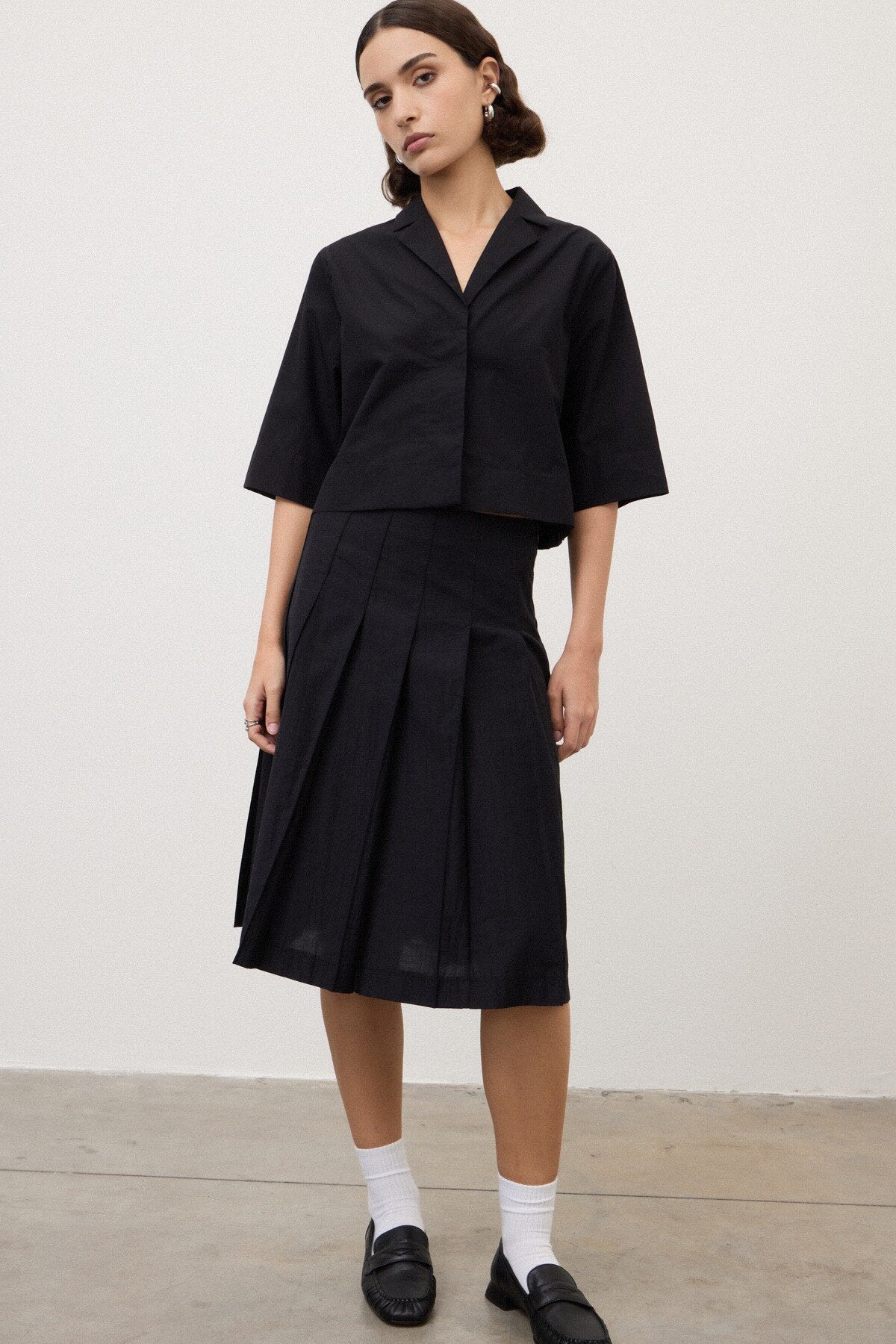 DN6294-ottod'ame-pleated-midi-skirt-in-black-1-DC5268-ottod'ame-cropped-button-front-top-in-black-1