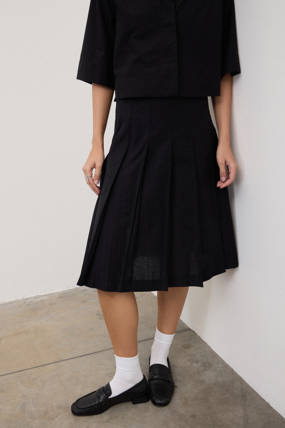 DN6294-ottod'ame-pleated-midi-skirt-in-black-1