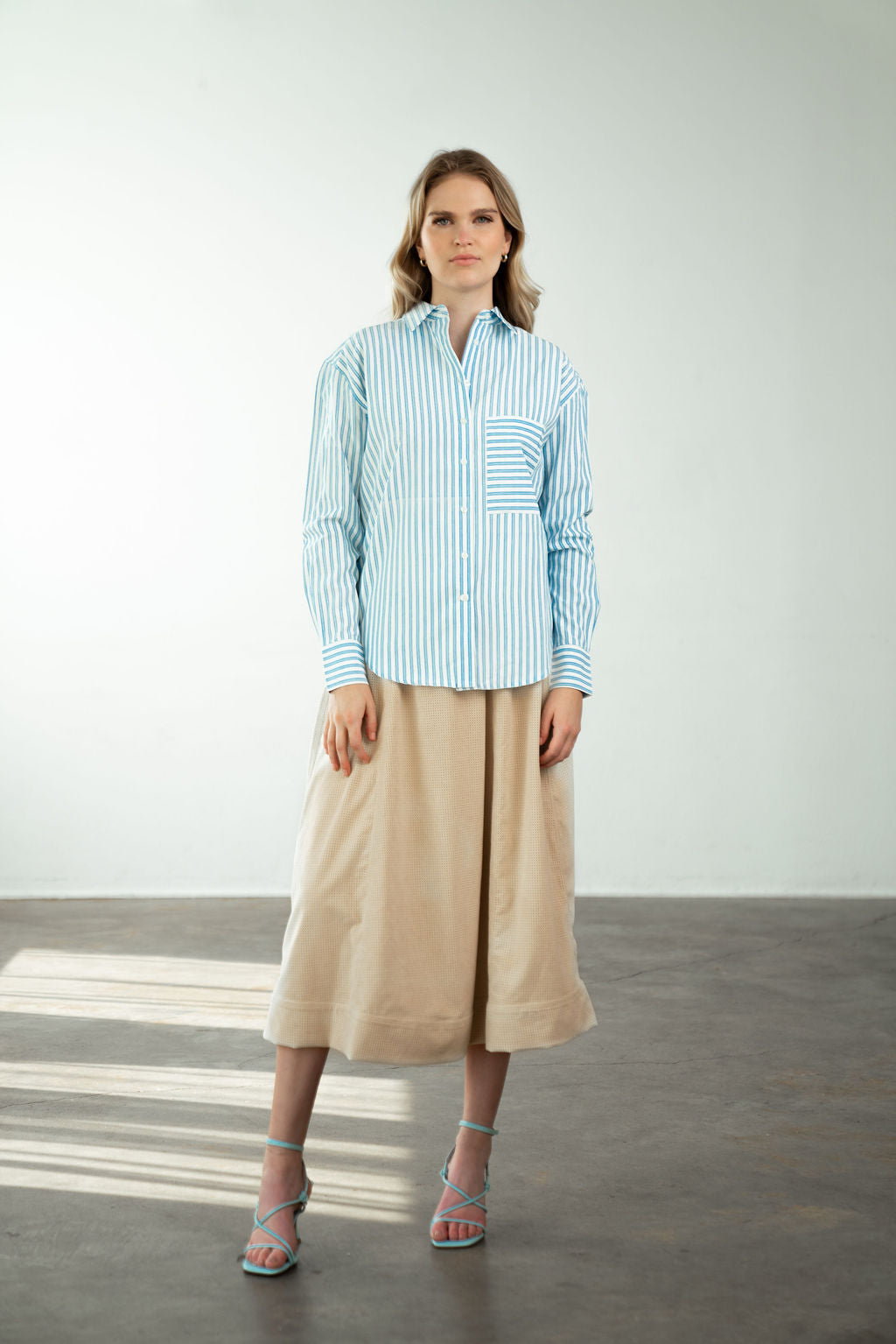 FW25-195-never-a-wallflower-boyfriend-shirt-in-blue-stripe-1