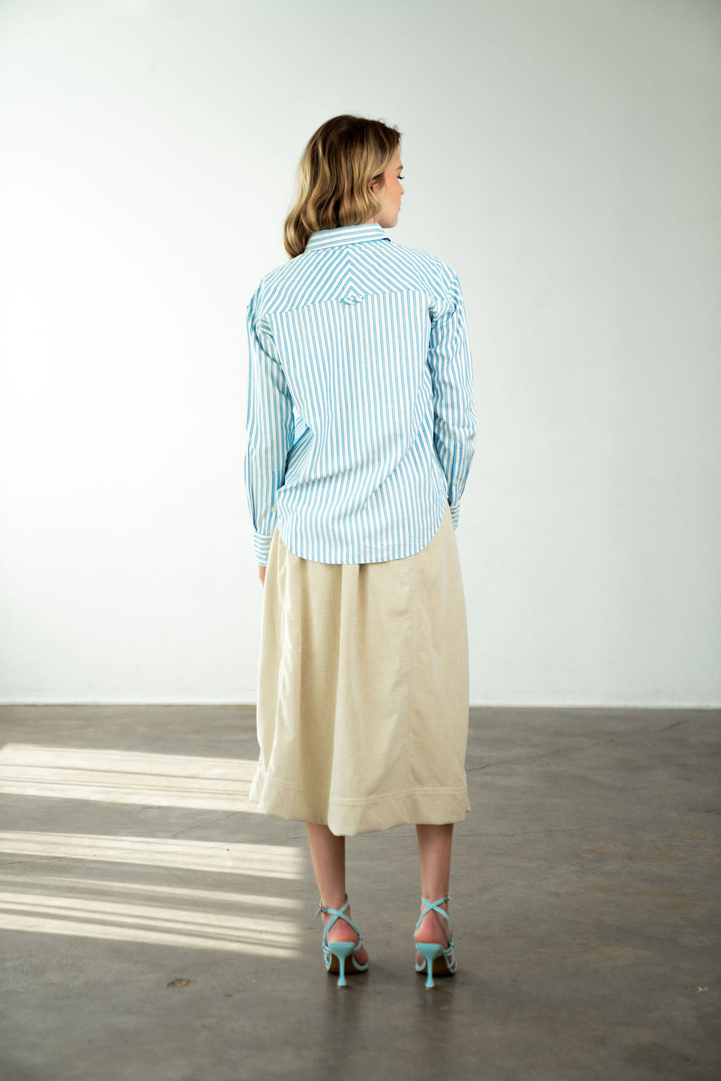 FW25-195-never-a-wallflower-boyfriend-shirt-in-blue-stripe-1