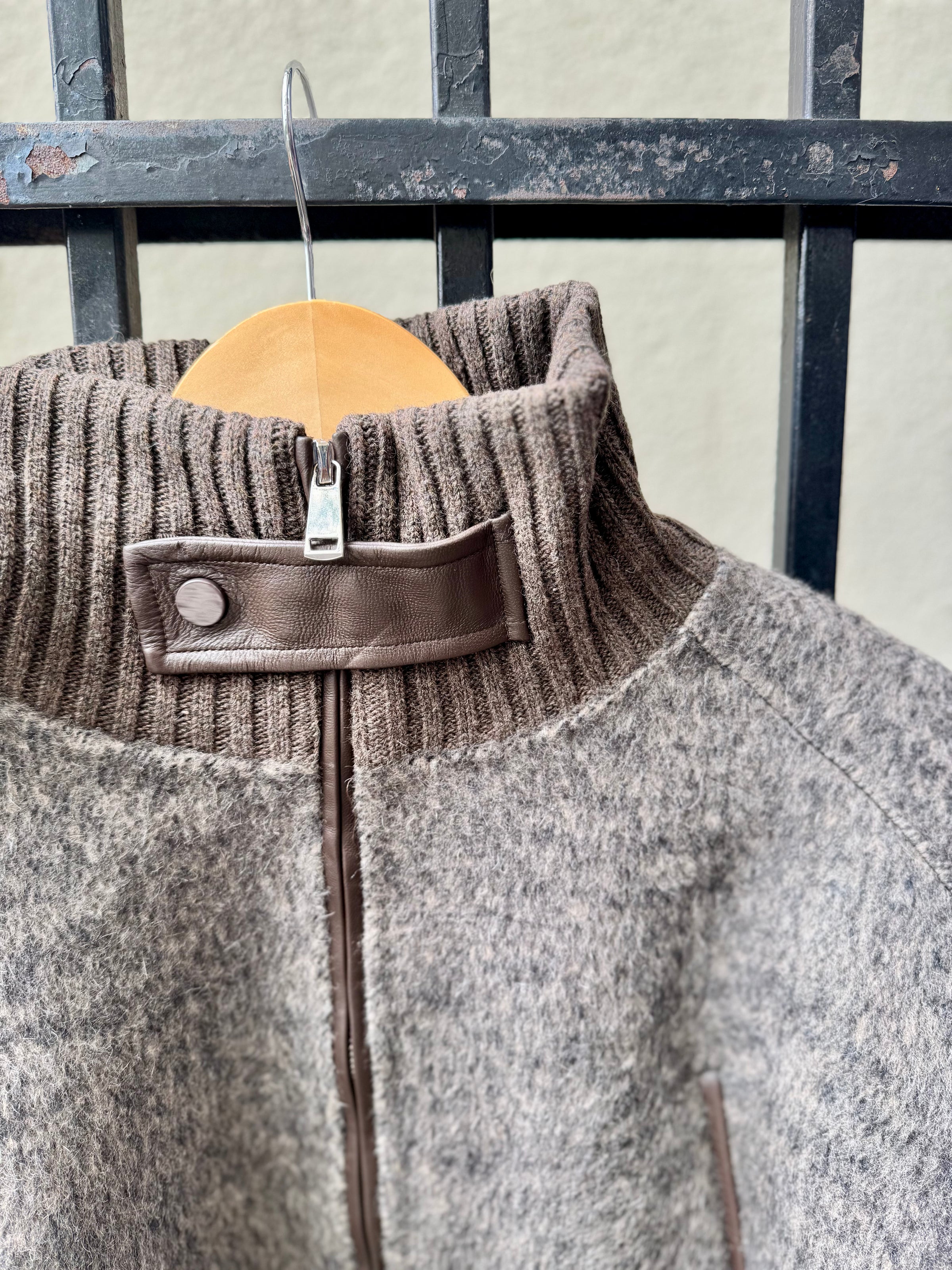 FW251560-jessie-liu-cropped-bomber-jacket-vegan-leather-trim-rib-knit-standing-collar-taupe-1