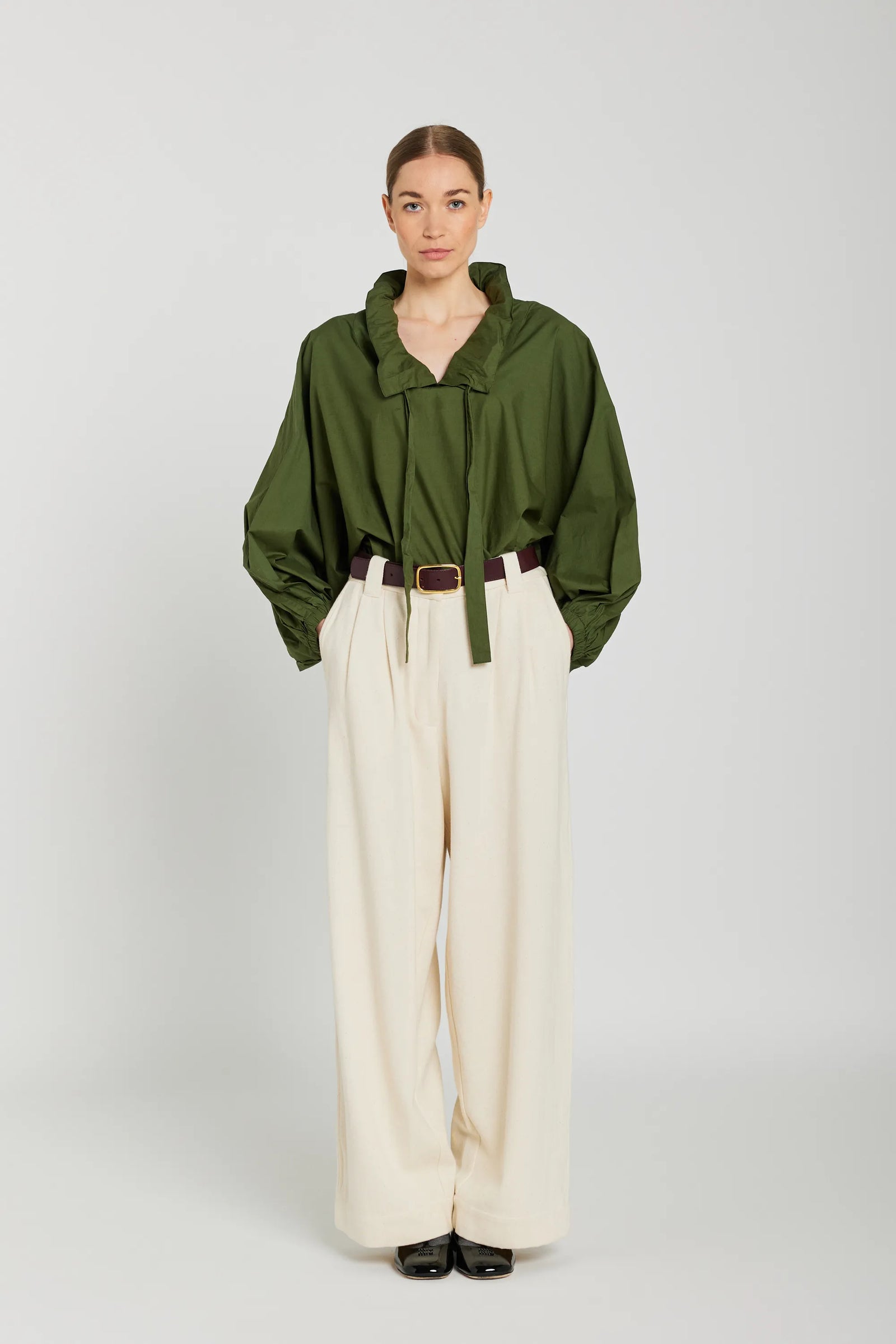 FW25CLABLO-v-de-vinister-clara-blouse-in-olive-1