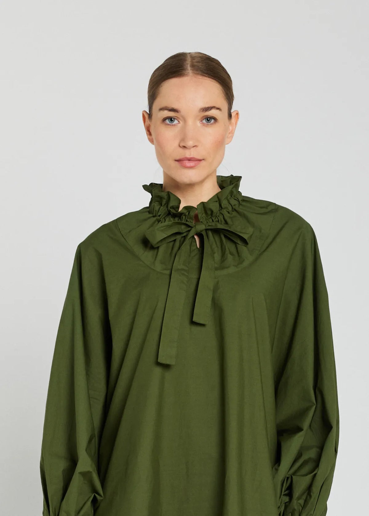 FW25CLABLO-v-de-vinister-clara-blouse-in-olive-1