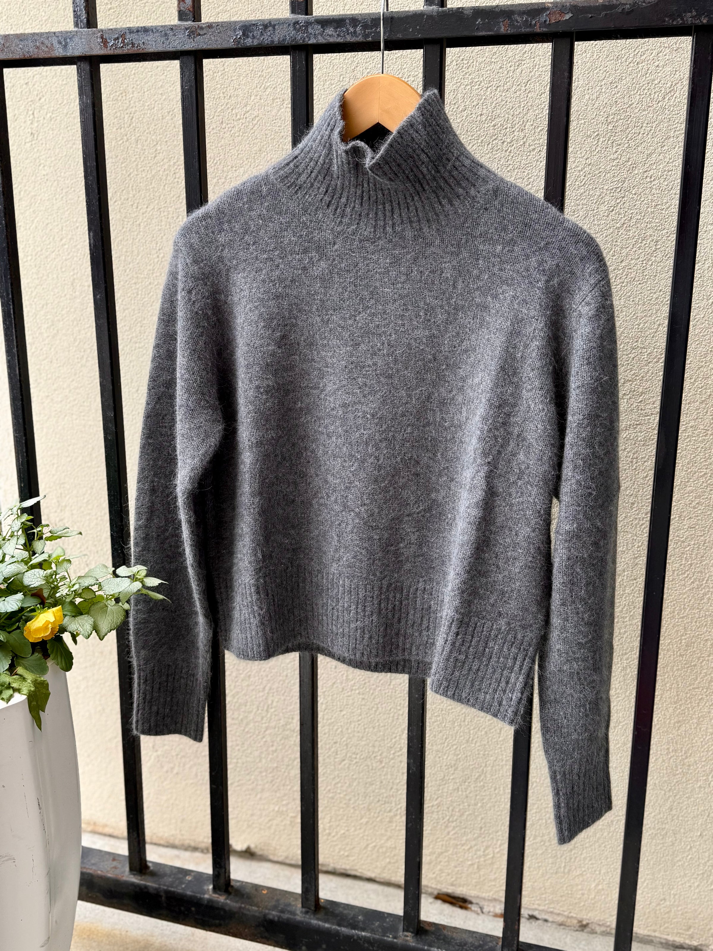 FW25K553-jessie-liu-mock-neck-sweater-in-grey-1