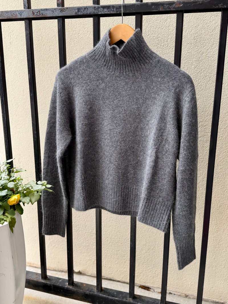 FW25K553-jessie-liu-mock-neck-sweater-in-grey-1