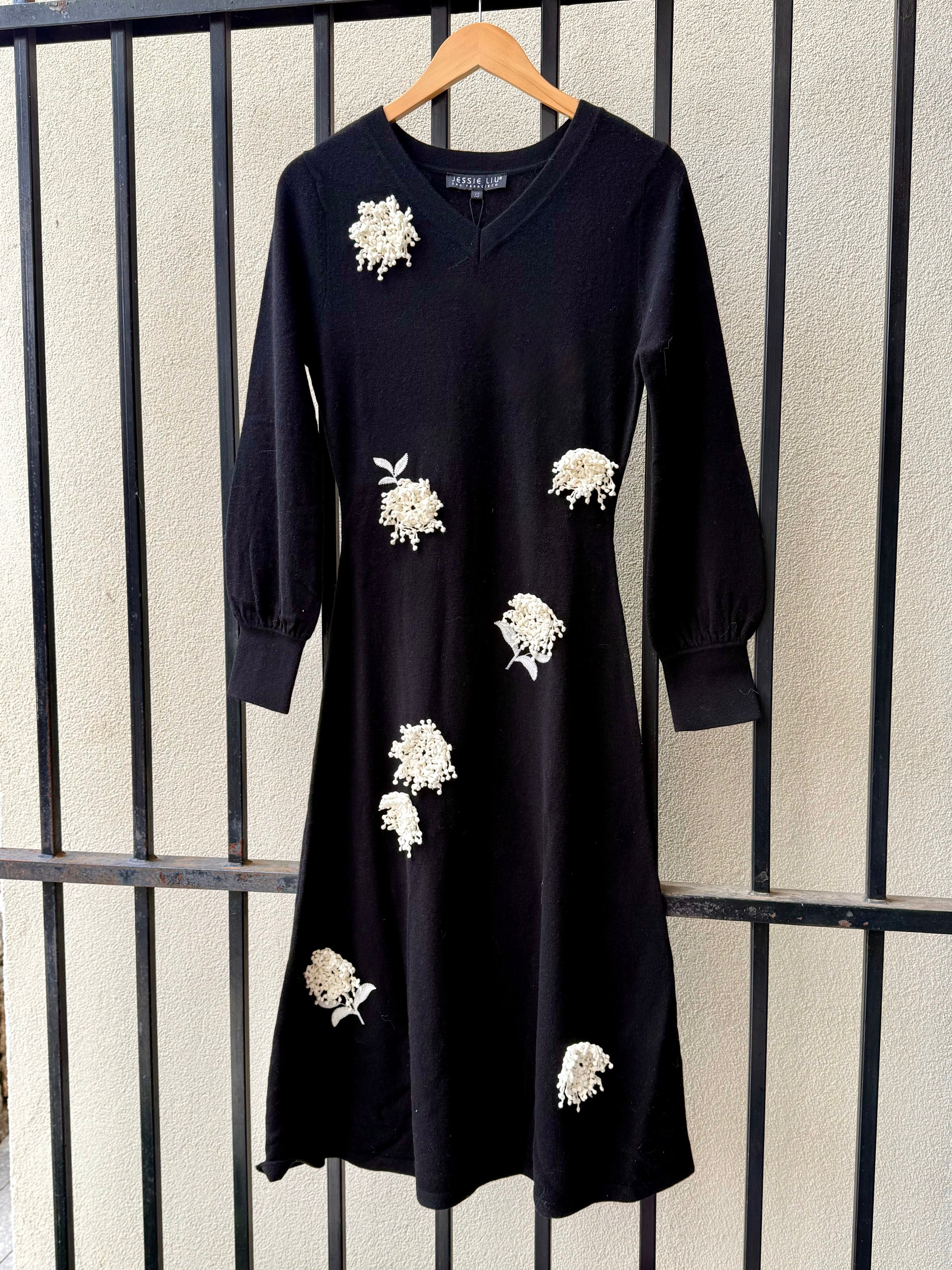 FW25K892-jessie-liu-knit-dress-with-applique-in-black-1