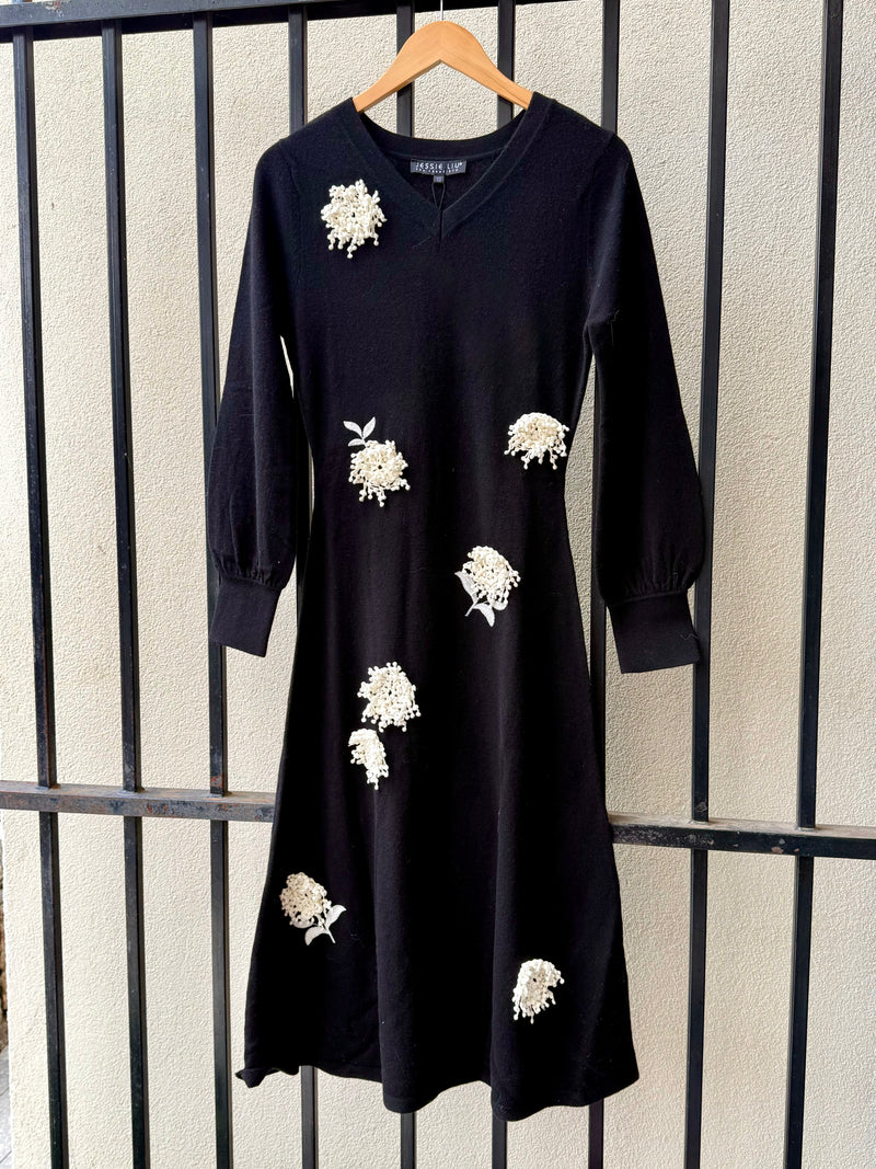 FW25K892-jessie-liu-knit-dress-with-applique-in-black-1