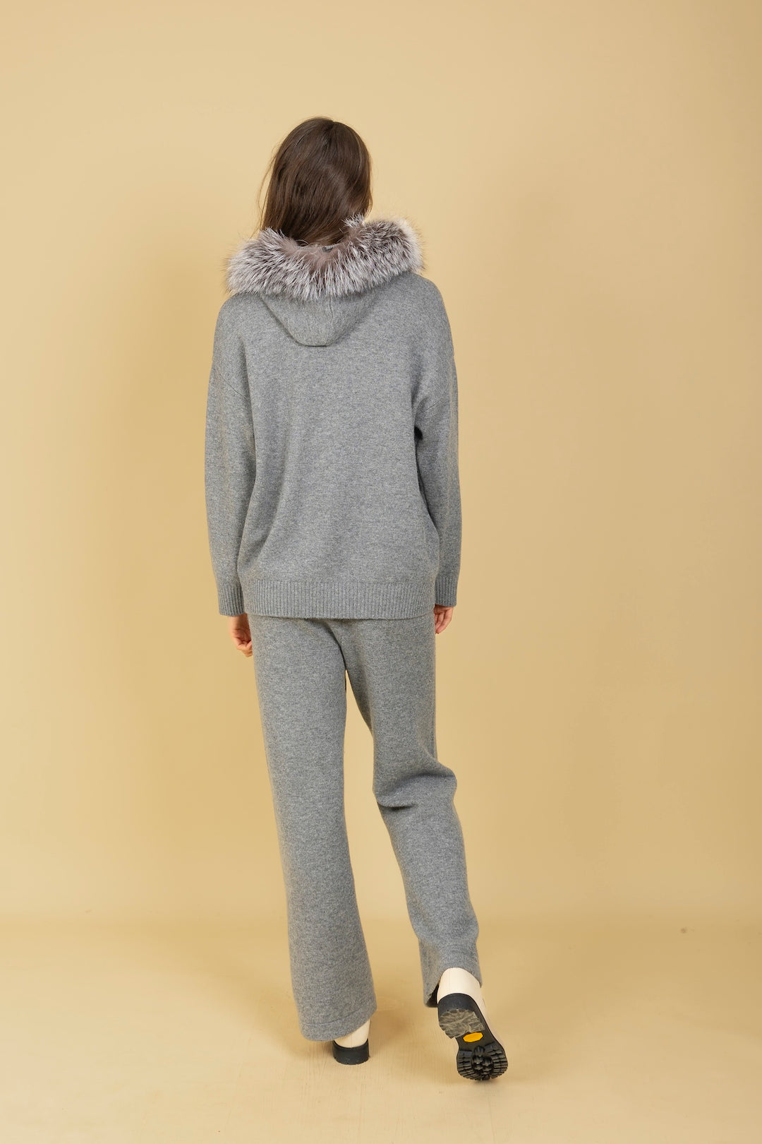 FW25P120-jessie-liu-straight-leg-knit-sweatpants-in-heather-grey-1