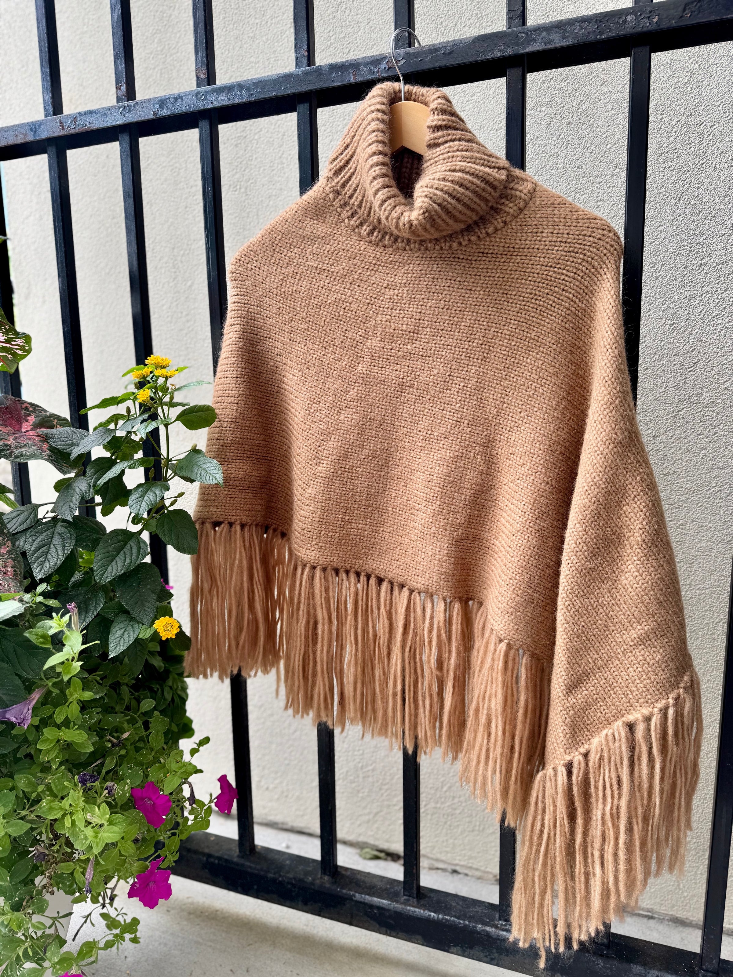 FW25PACAP-v-de-vinister-passion-fringe-knit-cape-in-beige-1