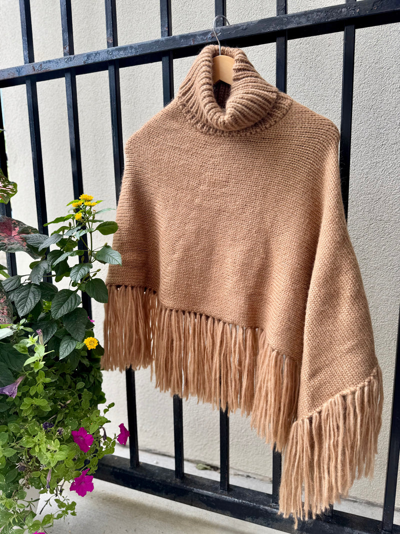 FW25PACAP-v-de-vinister-passion-fringe-knit-cape-in-beige-1