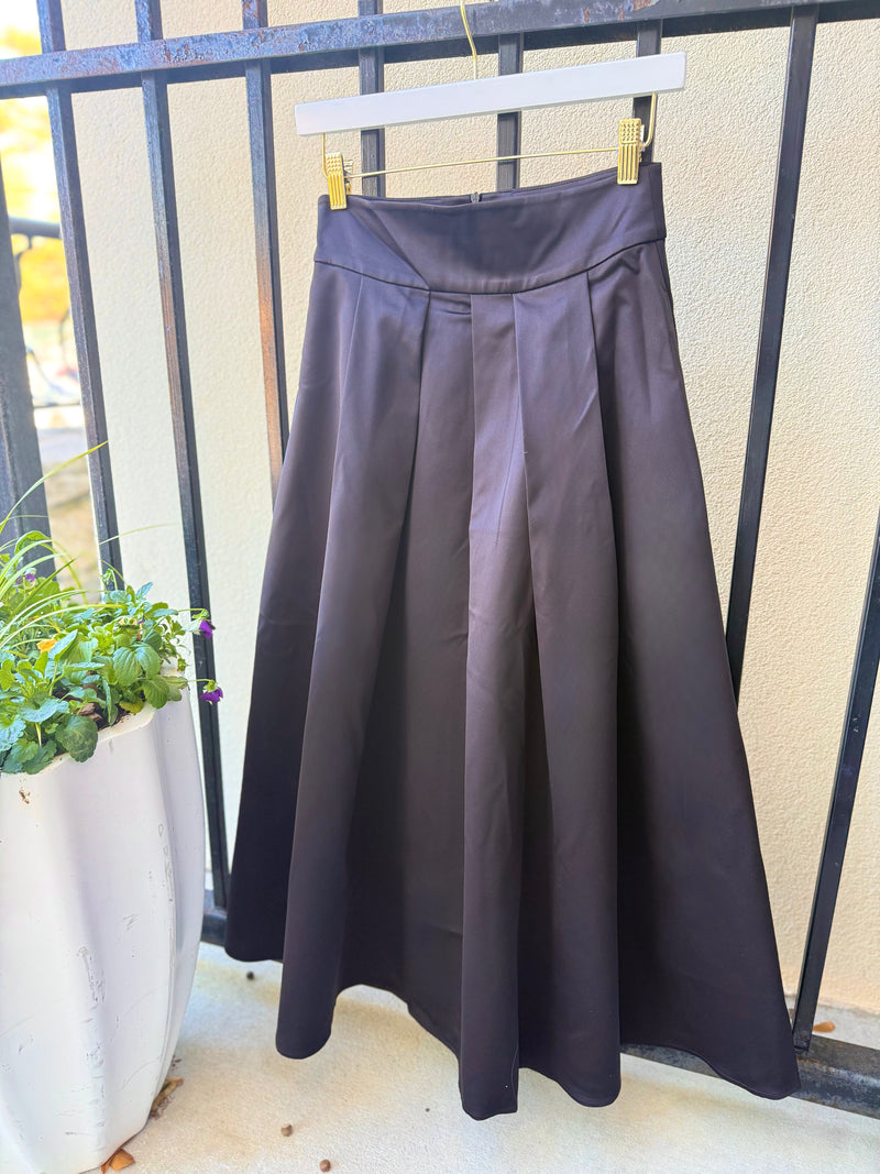 FW25SK450-jessie-liu-satin-midi-skirt-in-black-1