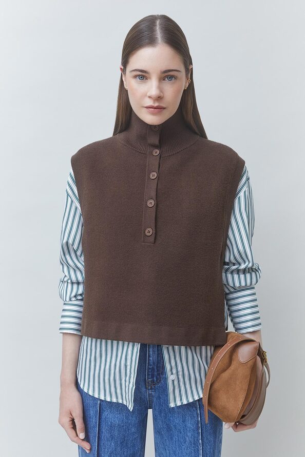 H26M01381-suncoo-paris-pacomi-vest-in-cafe-1