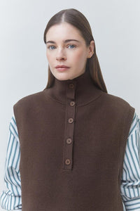 H26M01381-suncoo-paris-pacomi-vest-in-cafe-1