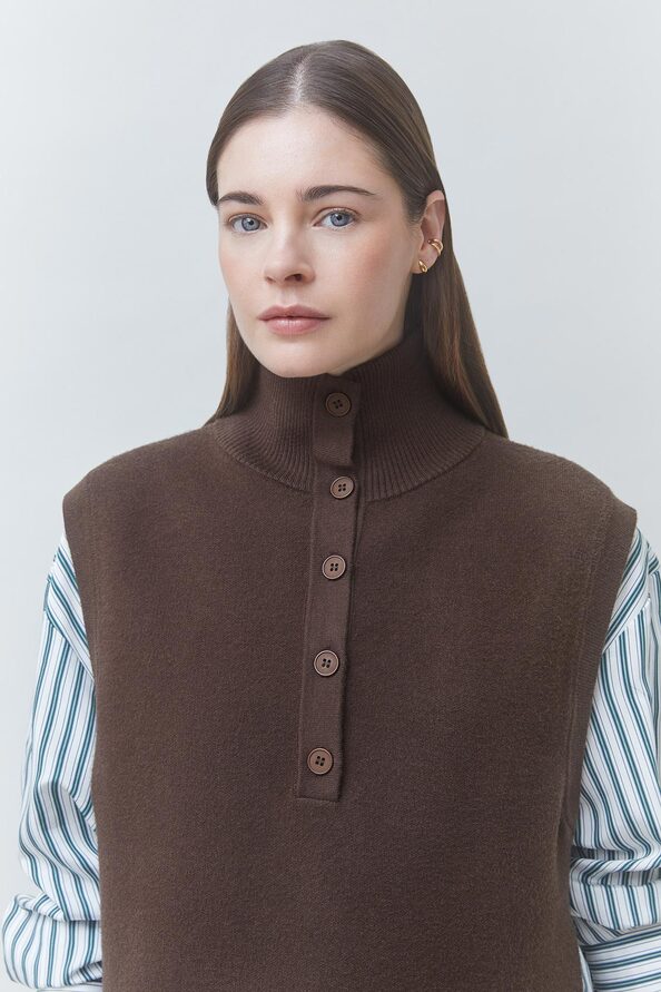 H26M01381-suncoo-paris-pacomi-vest-in-cafe-1