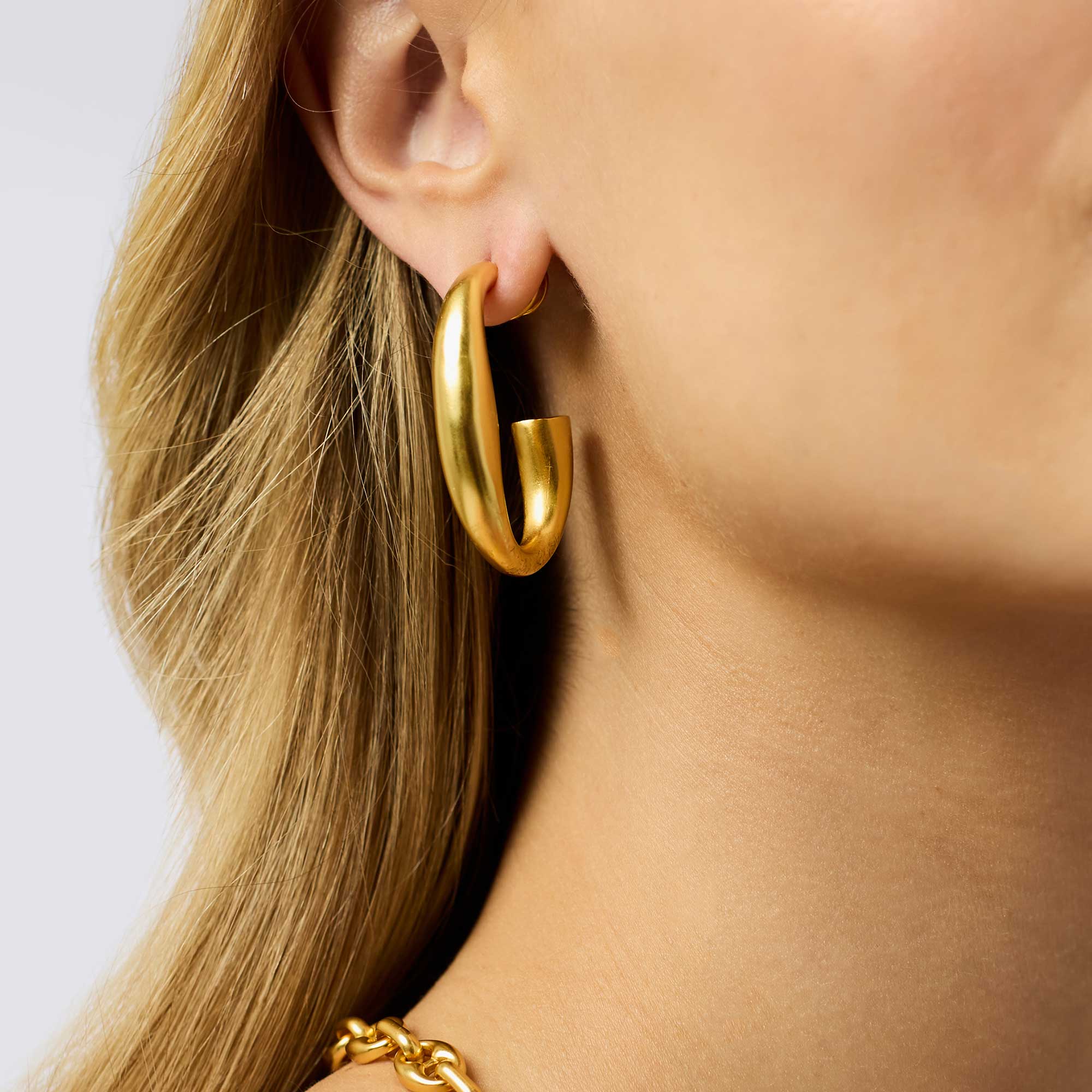 HP141G-M-julie-vos-medium-laguna-hoop-in-gold-1