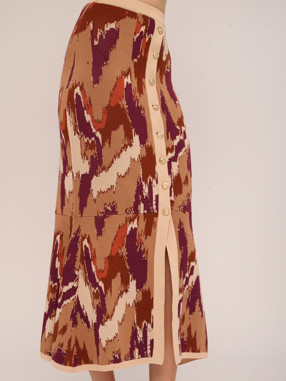 L2608-5008-love-the-label-mel-knit-skirt-in-amber-brush-print-knit-1