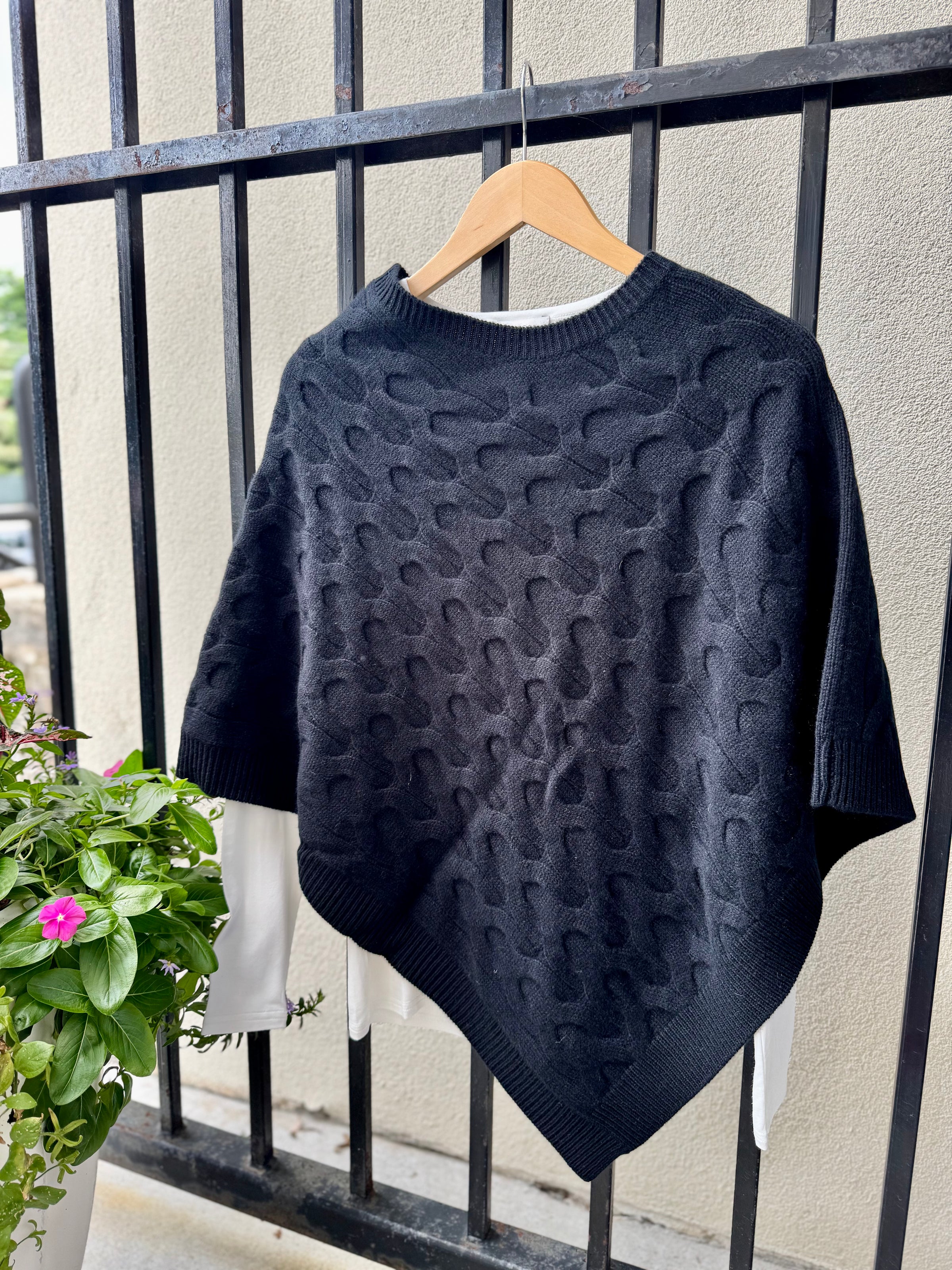 LFAC5-292-kinross-cashmere-luxe-cable-poncho-in-black-1