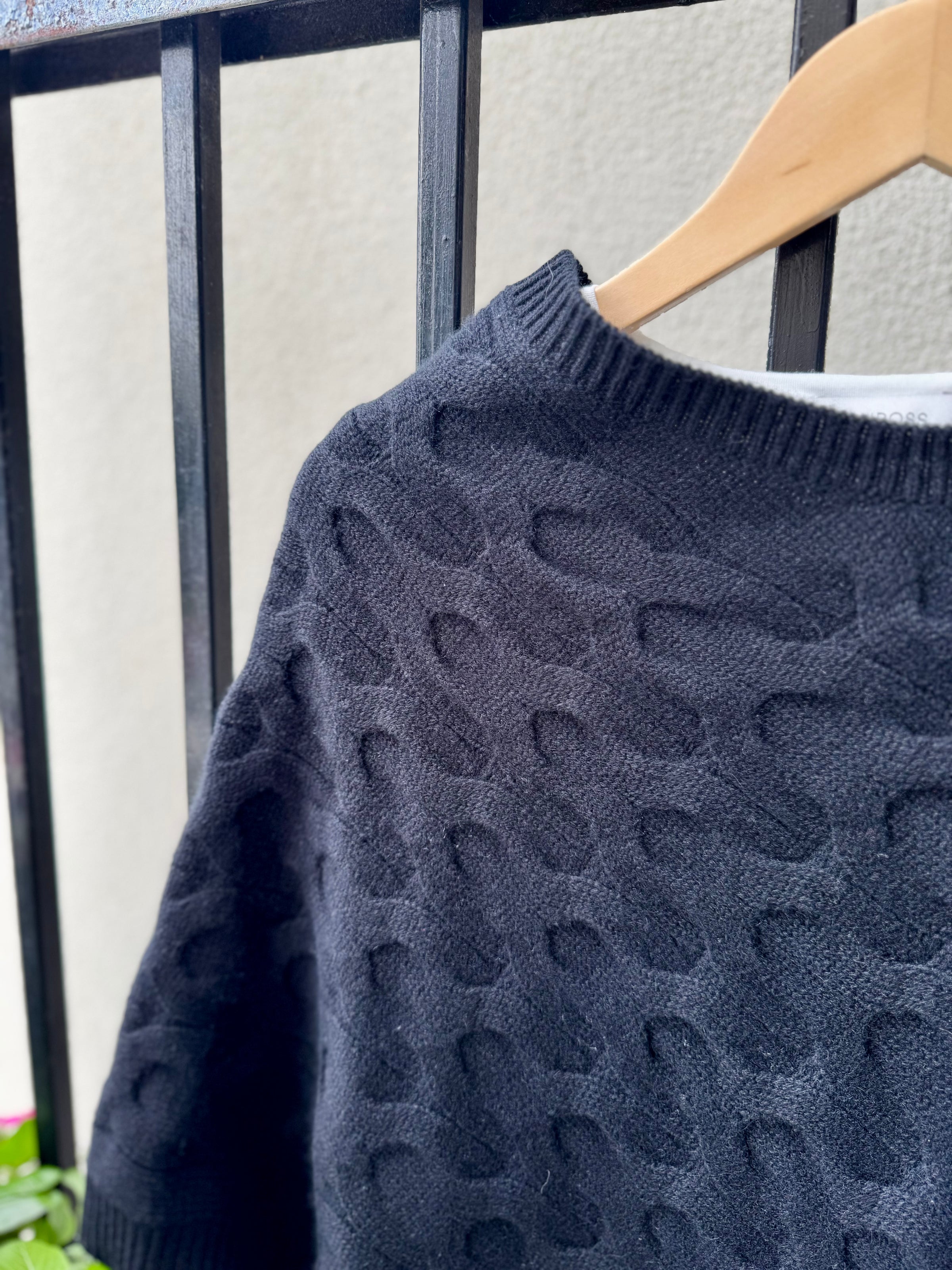 LFAC5-292-kinross-cashmere-luxe-cable-poncho-in-black-2