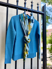LFAS6-333-kinross-cashmere-highland-blooms-print-scarf-in-horizon-multi-1