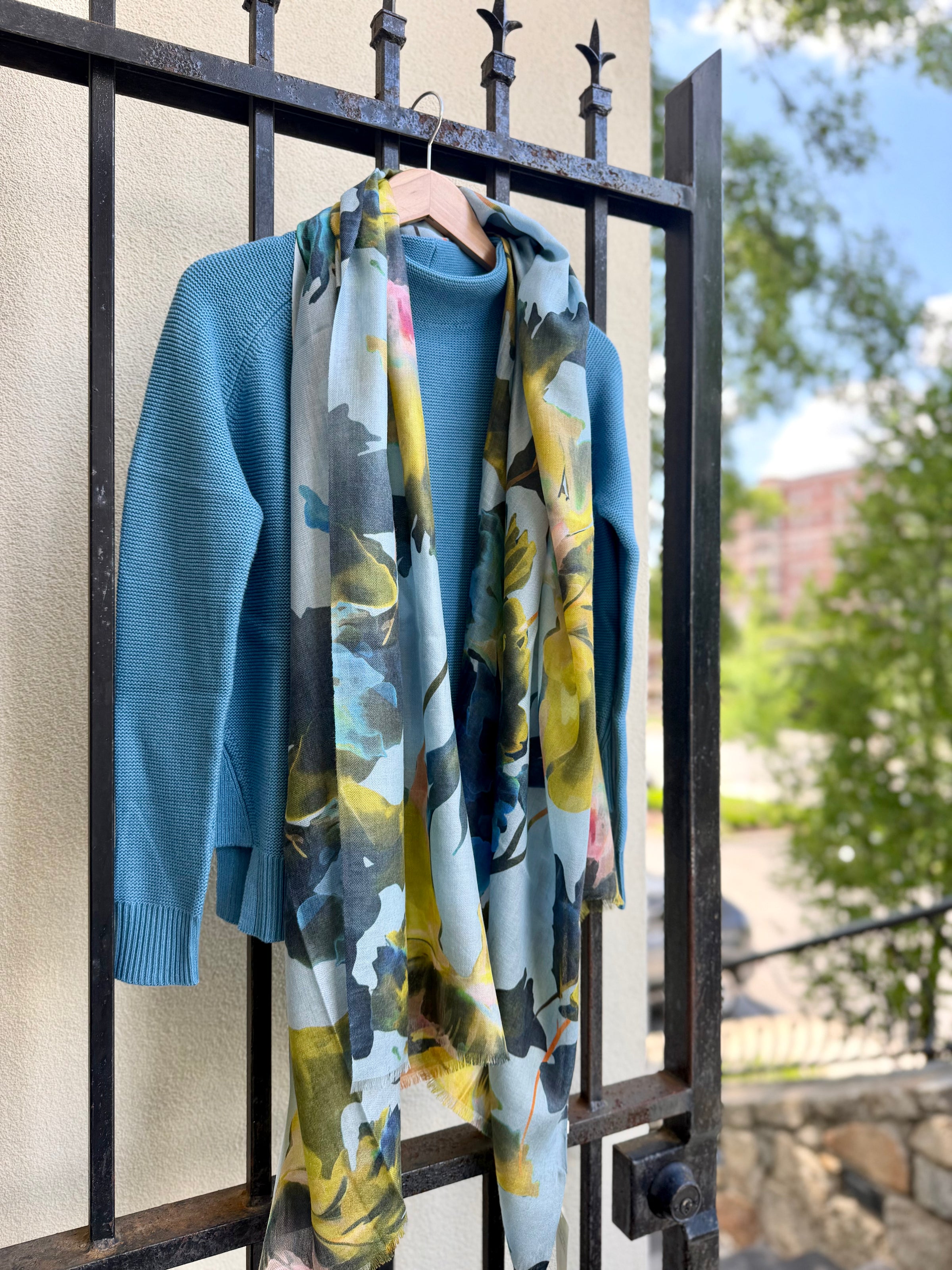 LFAS6-333-kinross-cashmere-highland-blooms-print-scarf-in-horizon-multi-1