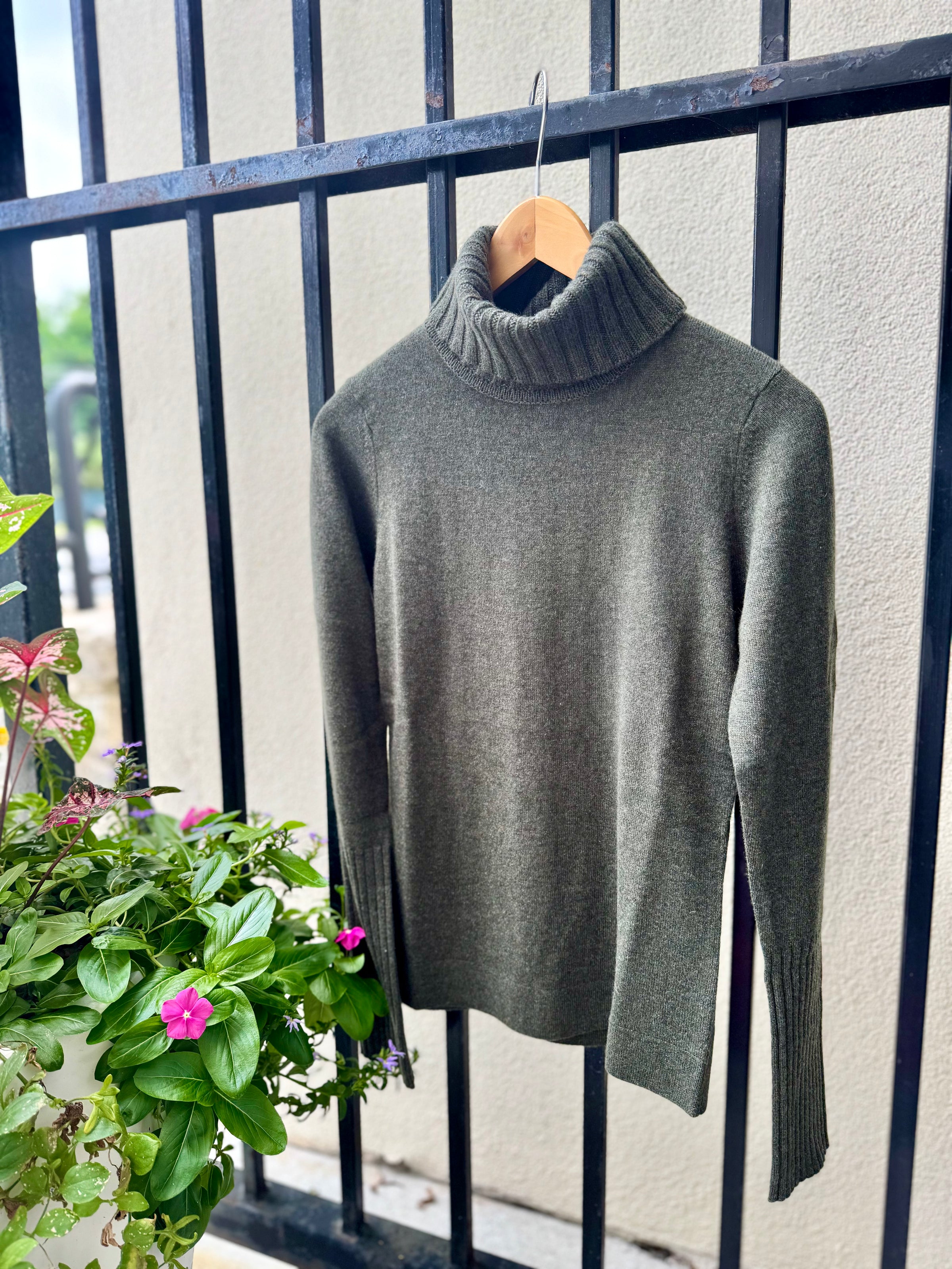 LFSC3-112-kinross-cashmere-chunky-trim-turtleneck-sweater-in-loden-1