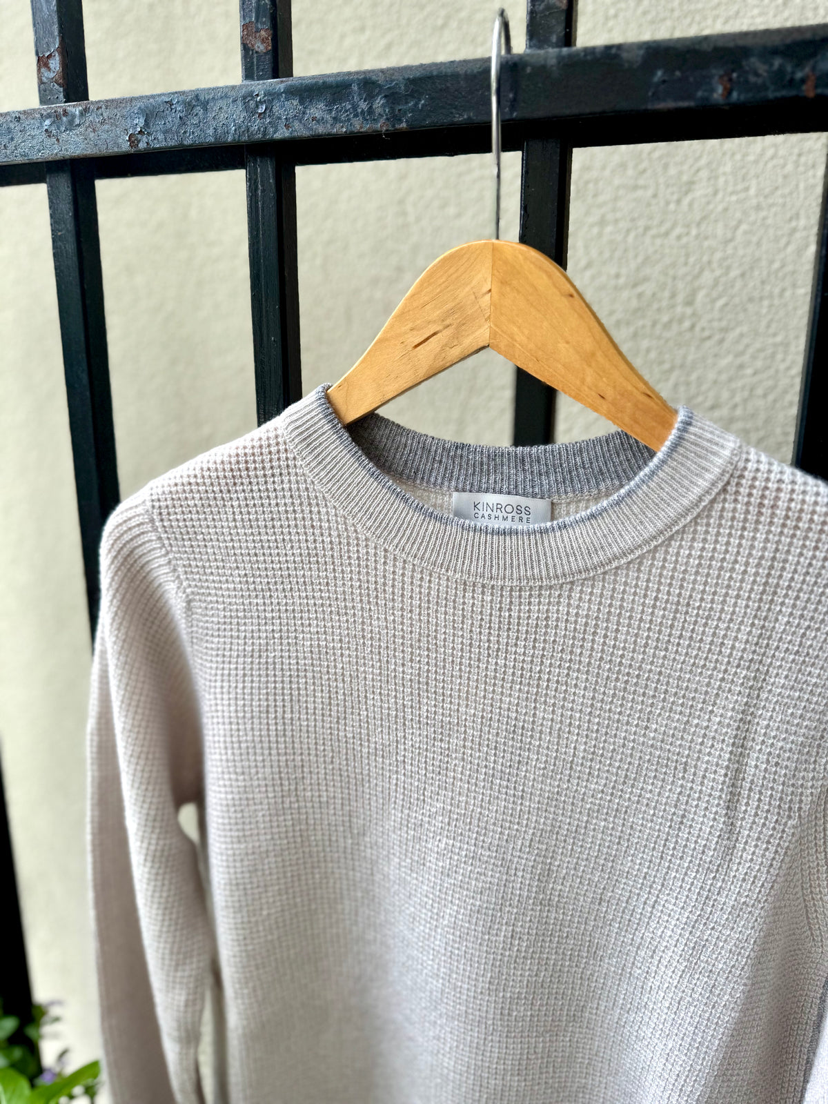 LFSC5-104-kinross-cashmere-thermal-tipped-crew-neck-sweater-in-oat-2