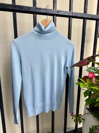 LFSE6-286-kinross-cashmere-fitted-turtleneck-knit-top-in-horizon-1