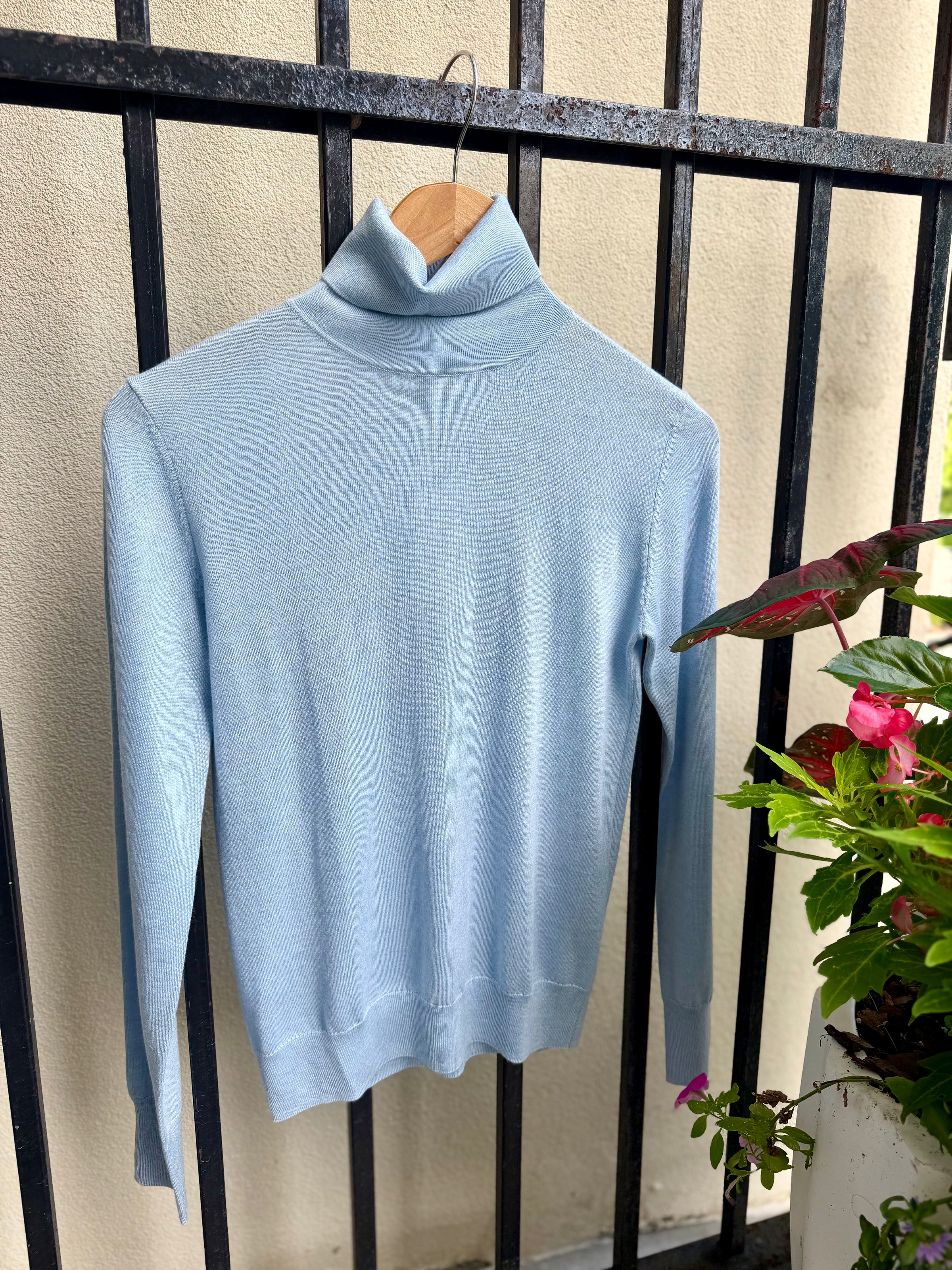 LFSE6-286-kinross-cashmere-fitted-turtleneck-knit-top-in-horizon-1